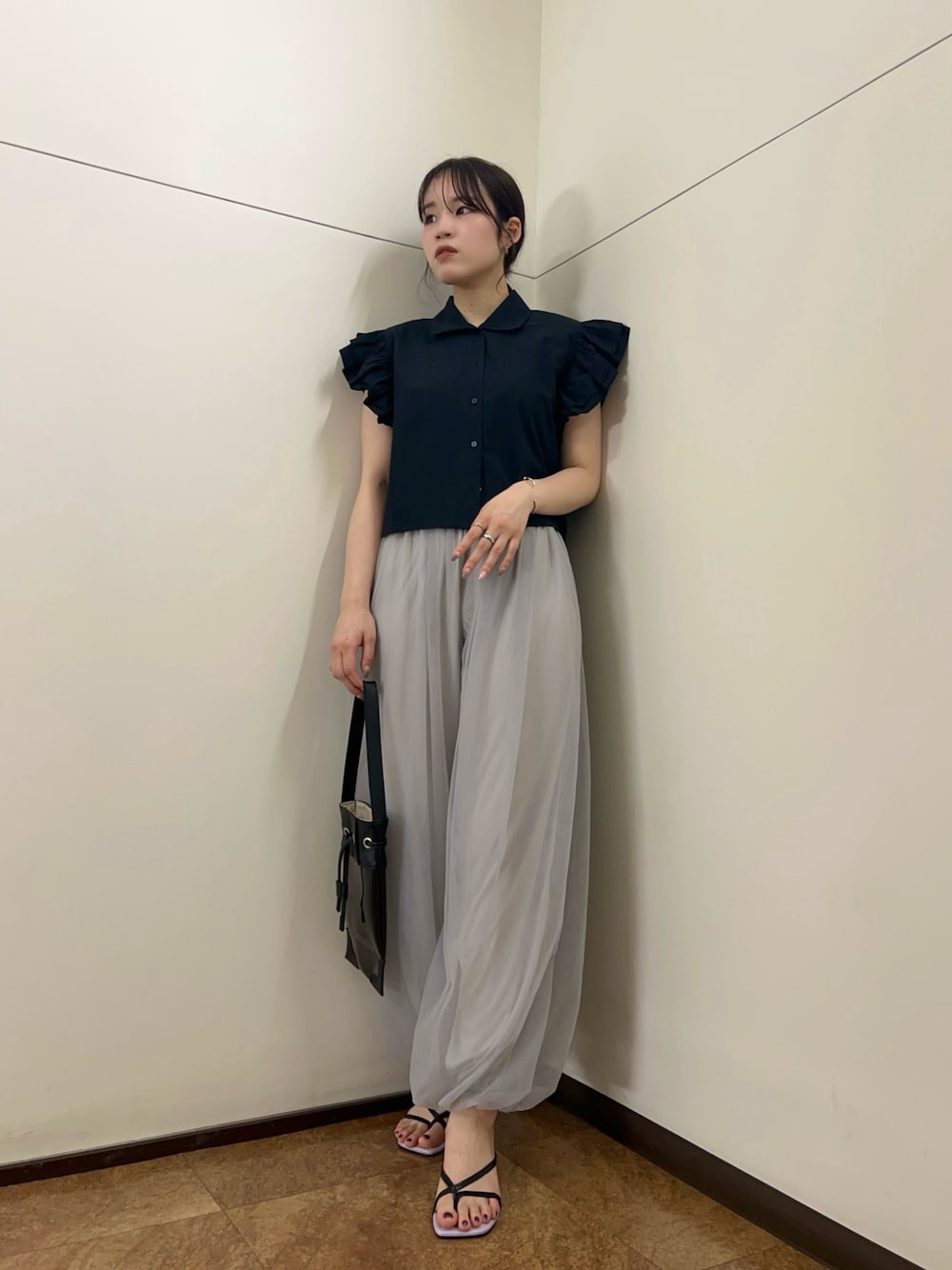 グレー系のその他パンツ、ブラック系のシャツ/ブラウスを着用したレディースの夏コーディネートの1枚目の写真