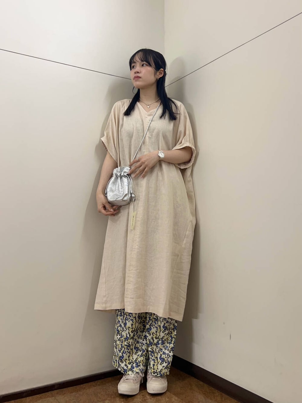 ベージュ系のワンピース、ホワイト系のその他パンツを着用したレディースの春コーディネートの1枚目の写真