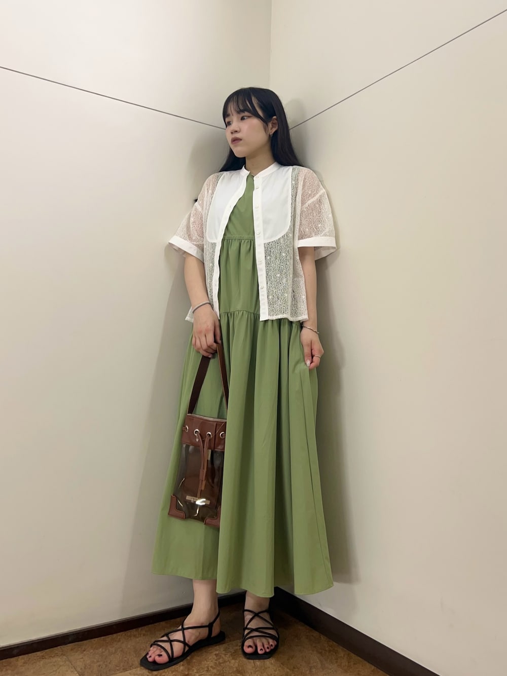 グリーン系のワンピース、ホワイト系のシャツ/ブラウスを着用したレディースの夏コーディネートの1枚目の写真