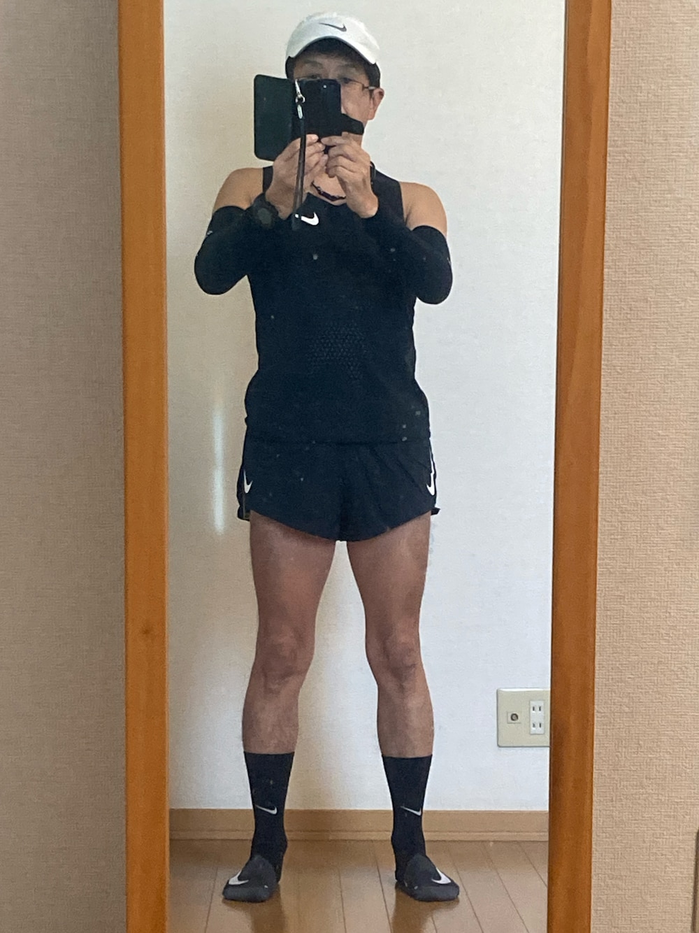「ランニングコーデ、マラソン、ランニングパンツ、ランニングスタイル、ショートパンツ、短パン、アウトドアスタイル、ブラック、NIKE」｜「NIKEのアイテム（タンクトップ、ブラック系）」を使った、nozackun17さん（メンズ・160cm）の冬コーディネートの1枚目の写真