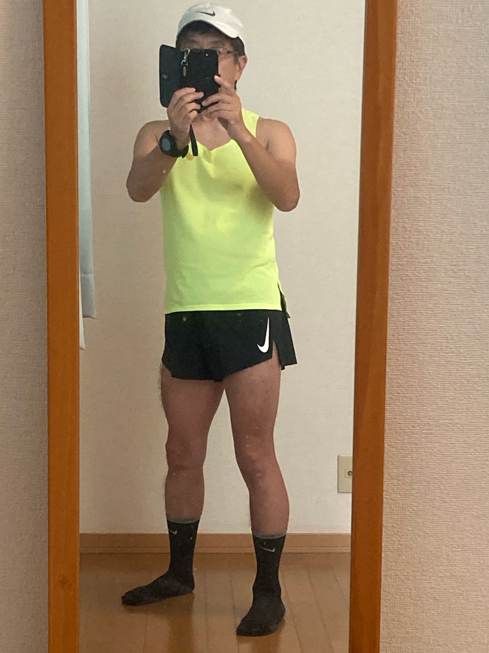 「ランニング、ショートパンツ、ランニングウェア、ランニングスタイル、マラソン、スポーツミックス、ブラック、アウター、アウトドアスタイル、短パン、NIKE」｜「NIKEのアイテム（タンクトップ、イエロー系）」を使った、nozackun17さん（メンズ・160cm）の冬コーディネートの1枚目の写真