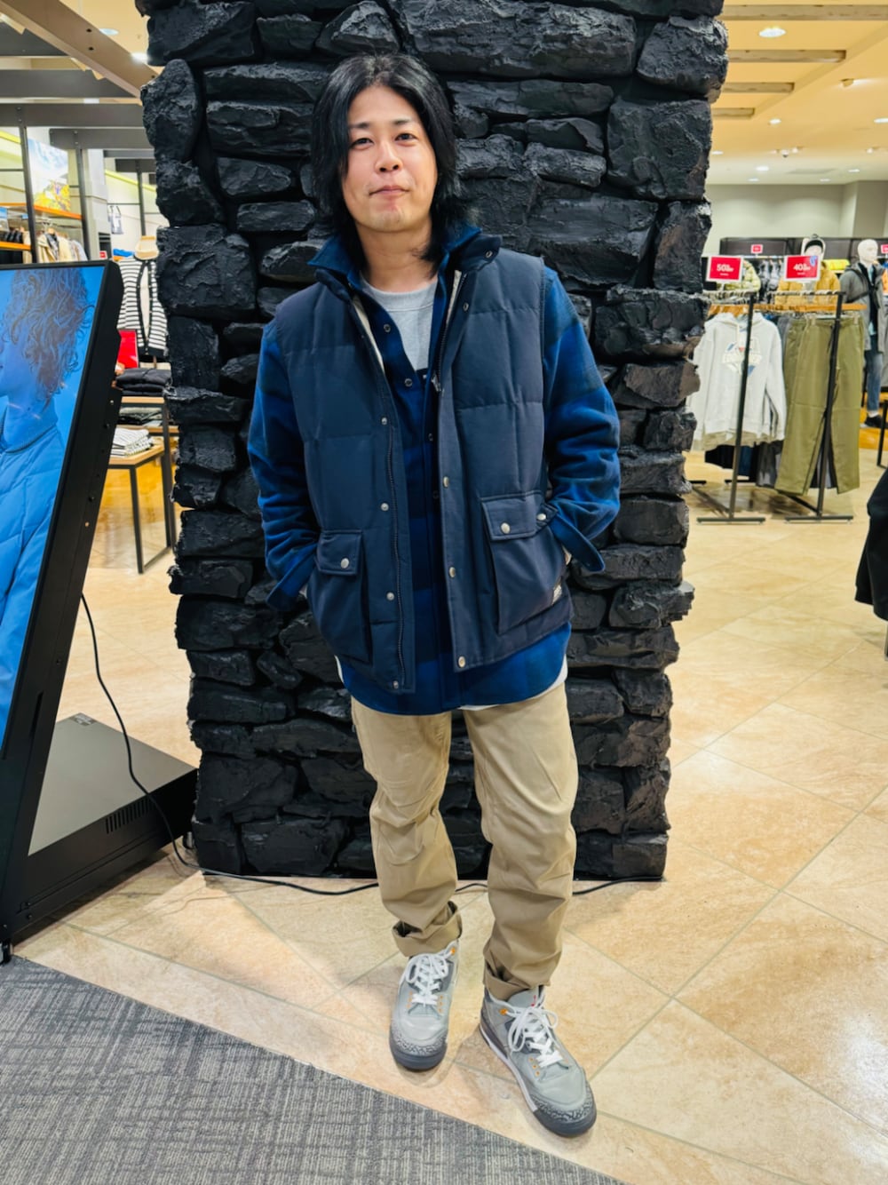 「エディーバウアー、eddiebauer、ootd、シャツジャケット、ダウンベスト、休日スタイル、メンズファッション、ドライブ」｜「Eddie Bauerのロゴ クルースウェット（スウェット、グレー系）」を使った、EDDIE BAUER@イーアスつくば店さん（メンズ・167cm）の冬コーディネートの1枚目の写真