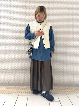 「秋のシャツ着こなし術」｜「アイテム（ベスト）」を使った、八木日菜子さん（レディース・146cm）の秋コーディネート