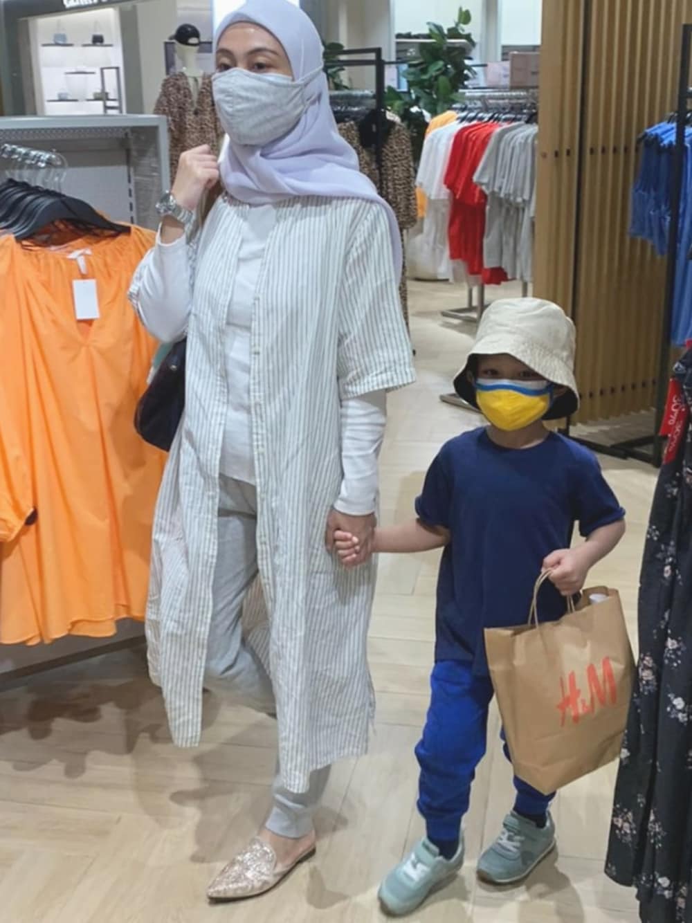 「#weekend、Saturday、hijab、HijabiFashion」｜「ZARA KIDSのアイテム（Tシャツ/カットソー、ブルー系）」を使った、Widia Fitriannyaさん（レディース・158cm）の春コーディネートの1枚目の写真