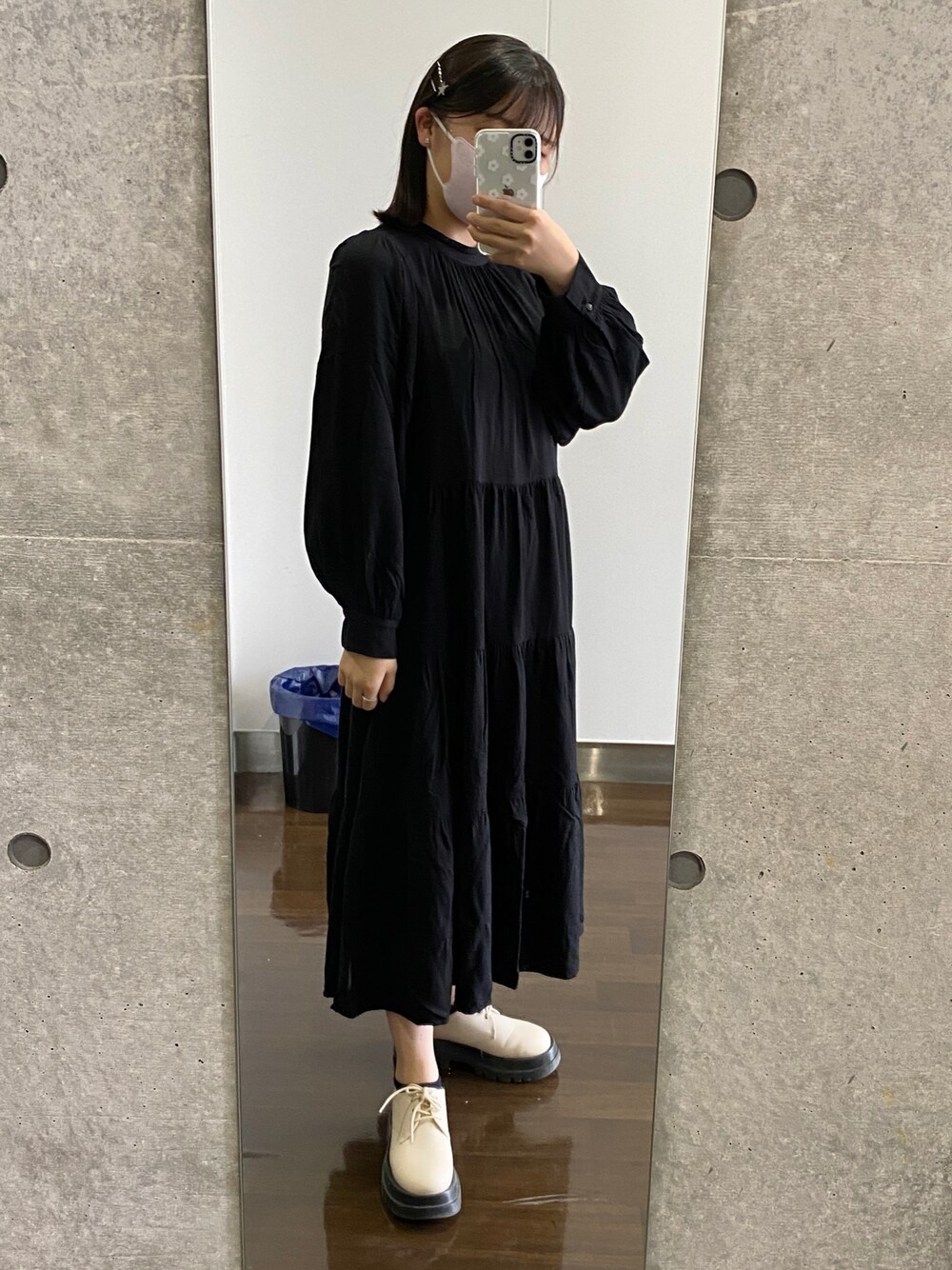 ブラック系のワンピース、ベージュ系のドレスシューズを着用したレディースの春コーディネートの1枚目の写真