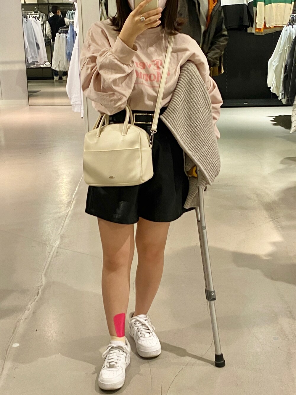 「春コーデ、オトナカワイイ、春夏コーデ、カラーコーデ、スニーカー、プチプラ、お出かけコーデ、ootd、ピンク、おしゃれさんと繋がりたい、apresjour、Chico、低身長コーデ」｜「apres jourのBIGスリットロゴロンT【ZOZOTOWN限定アイテム】（Tシャツ/カットソー、ピンク系）」を使った、hito🌼さん（レディース・147cm）の春コーディネートの1枚目の写真