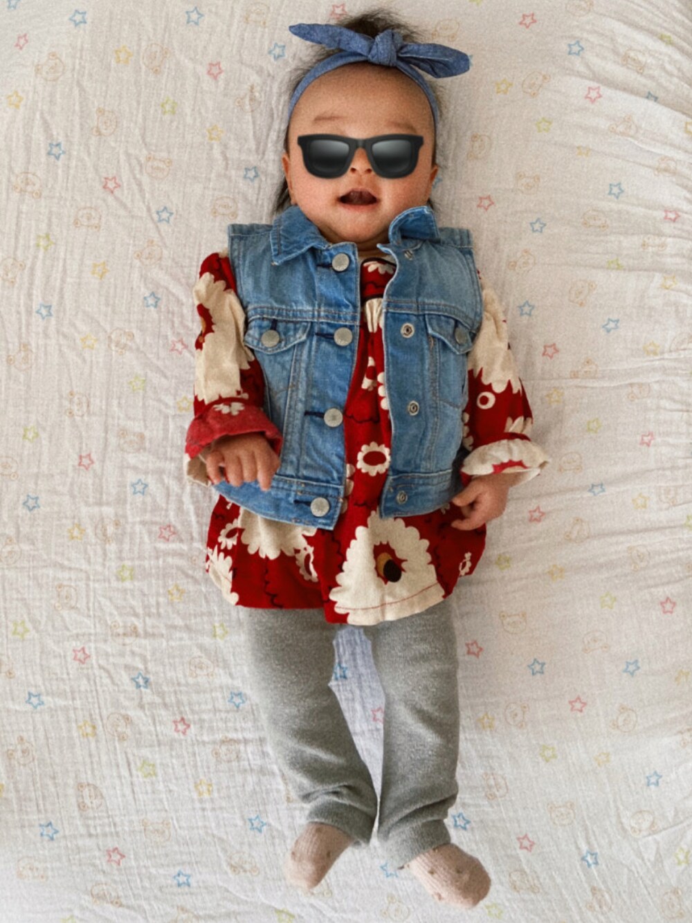 「ベビーコーデ、ベビー、ベビー服、女の子、女の子コーデ、女の子ベビー、babygap、西松屋」｜「babyGAPのアイテム（ベスト、ブルー系）」を使った、たぁたんさん（キッズ・70cm）の秋コーディネートの1枚目の写真