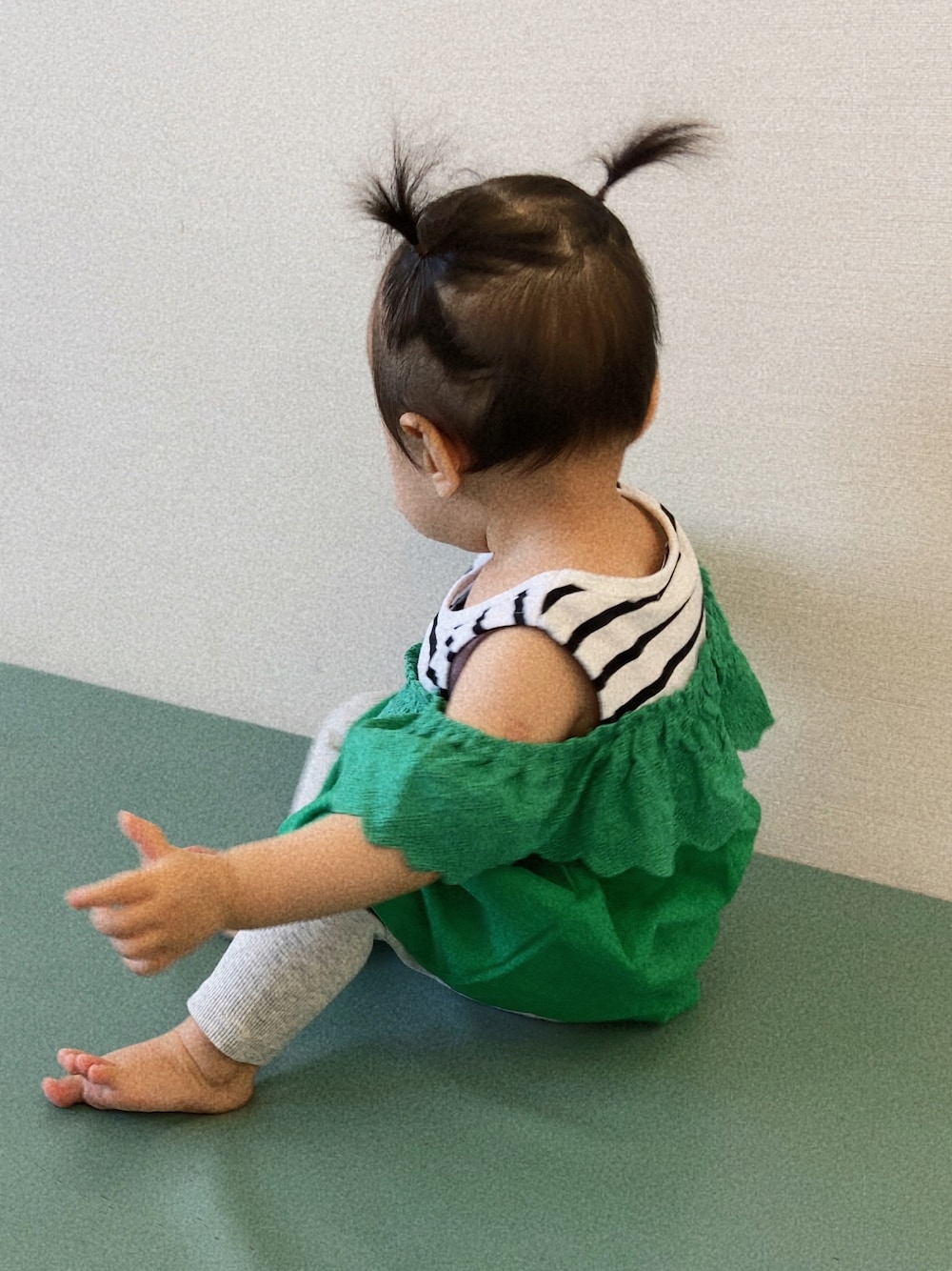 「ベビーコーデ、ベビー服、ベビーファッション、女の子、女の子コーデ、女の子ベビー、H&M」｜「H&Mのアイテム（その他パンツ、グレー系）」を使った、たぁたんさん（キッズ・70cm）の秋コーディネートの1枚目の写真