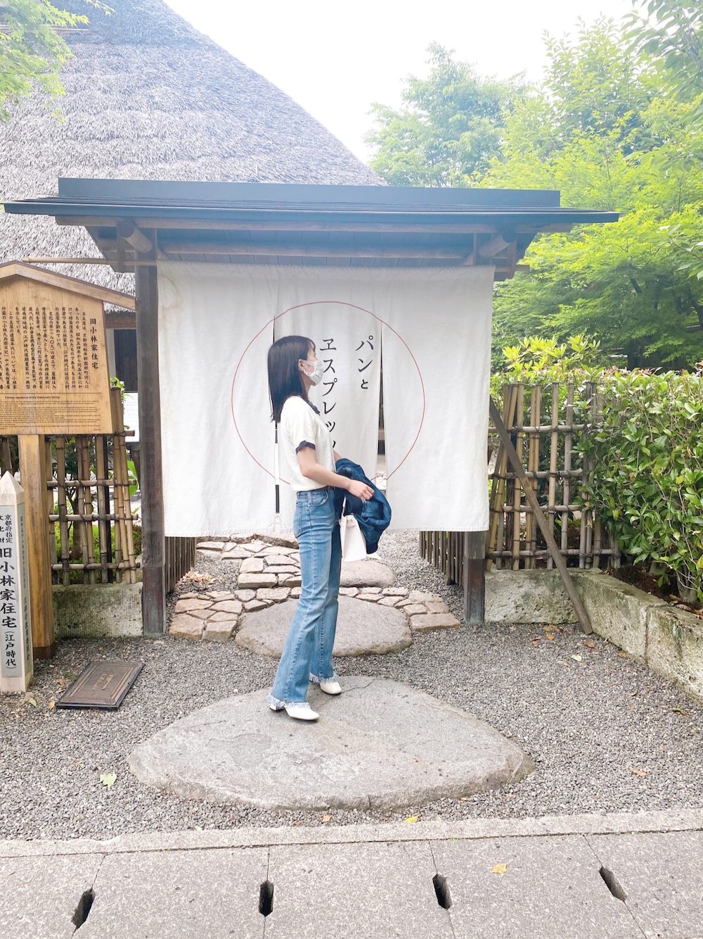 「デニムコーデ、女子大生、ホワイトブーツ、嵐山、雨の日、キッズ服、身長157cm」｜「ANOTHER Sの脚長美スタイルセミフレアデニムパンツ  ストレッチフレアパンツ（デニムパンツ、ブルー系）」を使った、yuさん（レディース・158cm）の夏コーディネートの1枚目の写真