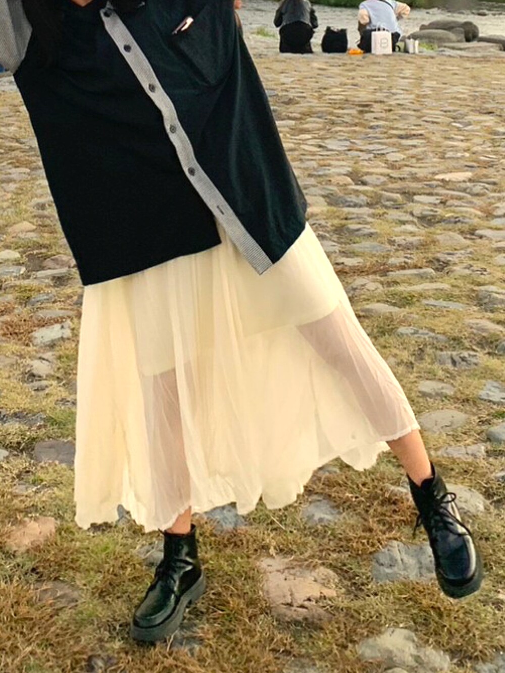 「休日コーデ、古着MIX、秋コーデ、モノトーンコーデ、大学生コーデ、ピクニックスタイル」｜「NOMAEの【NOMAE】ワッシャーシアーキャミワンピース（ワンピース、ホワイト系）」を使った、yuさん（レディース・157cm）の秋コーディネートの1枚目の写真