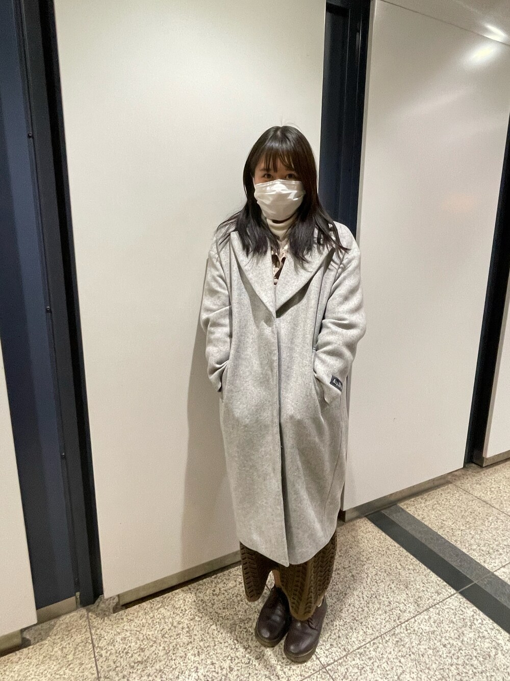 「冬コーデ、あったかコーデ、ユニクロ、ローリーズファーム(LOWRYS FARM)、ロングコート、ロングスカート、大学生コーデ」｜「LOWRYS FARMのアイテム（トレンチコート、グレー系）」を使った、yuさん（レディース・157cm）の冬コーディネートの1枚目の写真