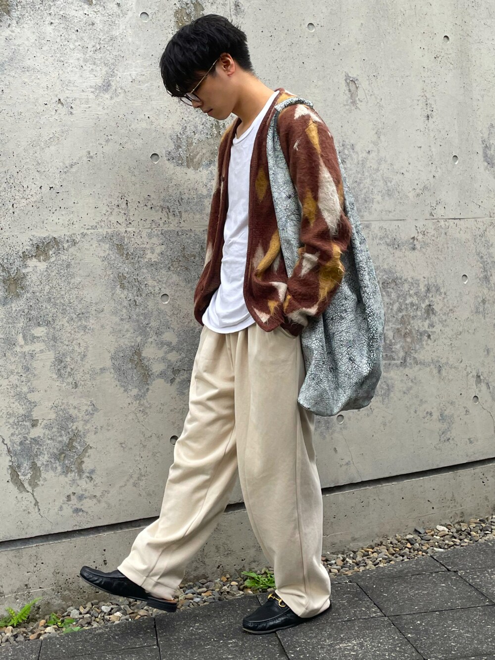 「秋服準備はじめました、革靴、ベージュ、ビッグシルエット、きれいめカジュアル、秋コーデ、ローファー、スラックス、メガネ男子、プチプラ、休日スタイル、大人カジュアル、お洒落さんとつながりたい、シンプルスタイル、低身長コーデ」｜「UNIQLOのアイテム（スウェットパンツ、ベージュ系）」を使った、RNRNさん（メンズ・167cm）の秋コーディネートの1枚目の写真