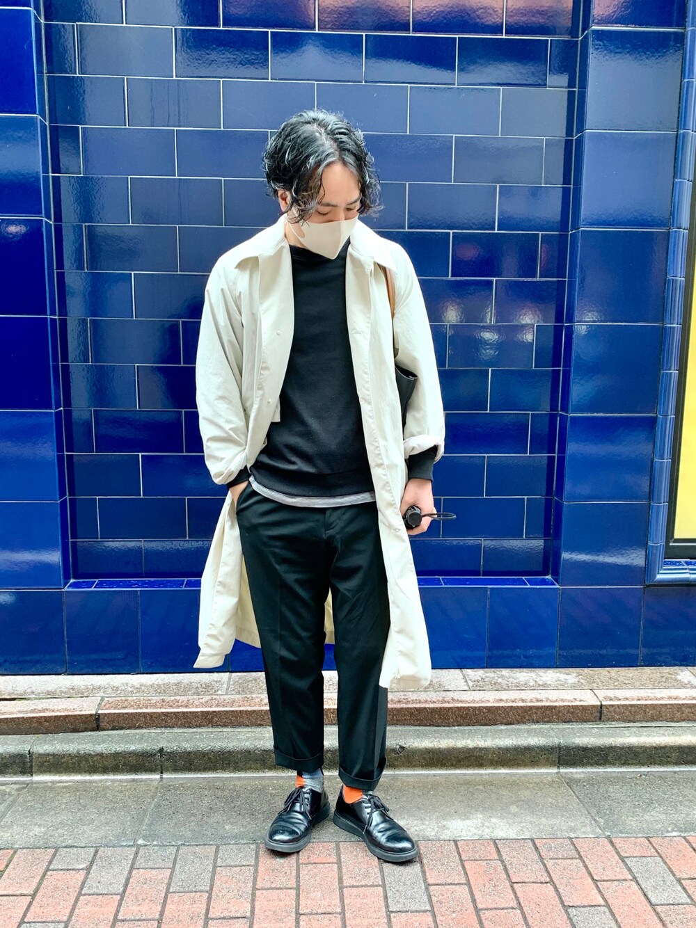 ブラック系のスラックス、ブラック系のTシャツ/カットソー、ブラック系のニット/セーターを着用したメンズの春コーディネートの1枚目の写真