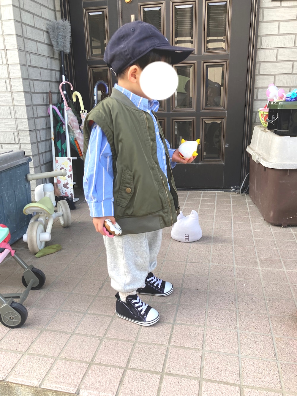 「男の子、スウェット、おでかけコーデ、キッズファッション、兄弟おそろ、秋服、ベスト×シャツ」｜「NEW ERAのNEW ERA/ニューエラ キッズ キャップ Child 9TWENTY ウォッシュドコットン ニューヨーク・ヤンキース ネイビー × ホワイト ハンドウォッシャブル 13562003（キャップ、ブルー系）」を使った、sakuさん（キッズ・80cm）の秋コーディネートの1枚目の写真