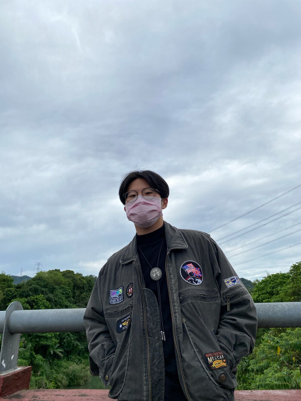 グレー系のMA-1、ブラック系のTシャツ/カットソーを着用したメンズの秋コーディネートの1枚目の写真