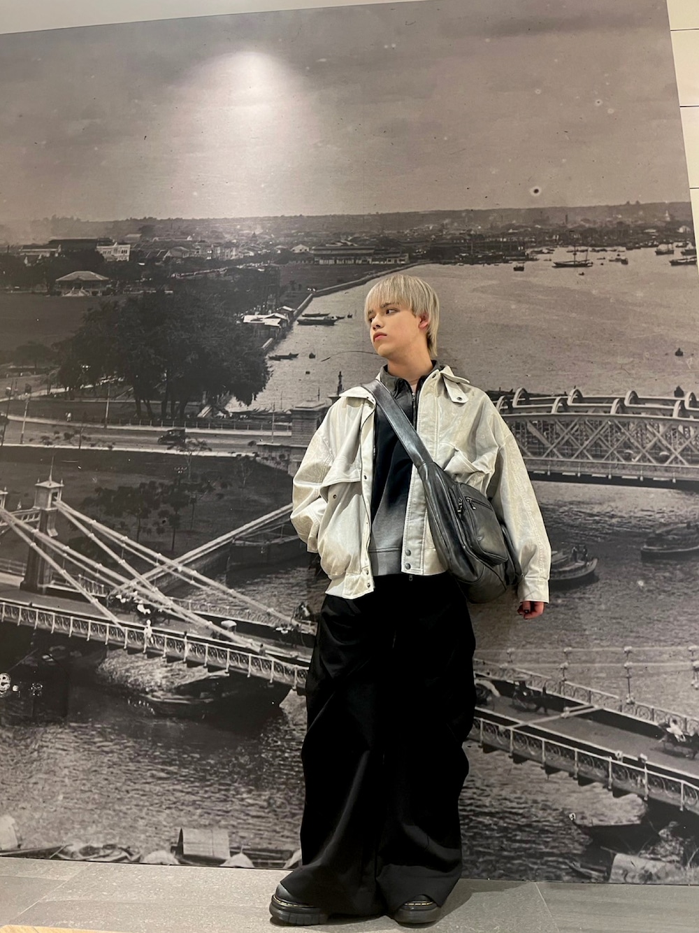 「モノトーン、モード、レザー、雨の日コーデ、メンズファッション」｜「CLELの【CLEL】High Vintage Design Blouson/ハイヴィンテージデザイン合皮ブルゾン（ブルゾン、ホワイト系）」を使った、Tomyさん（骨格ナチュラル・メンズ・163cm）の夏コーディネートの1枚目の写真