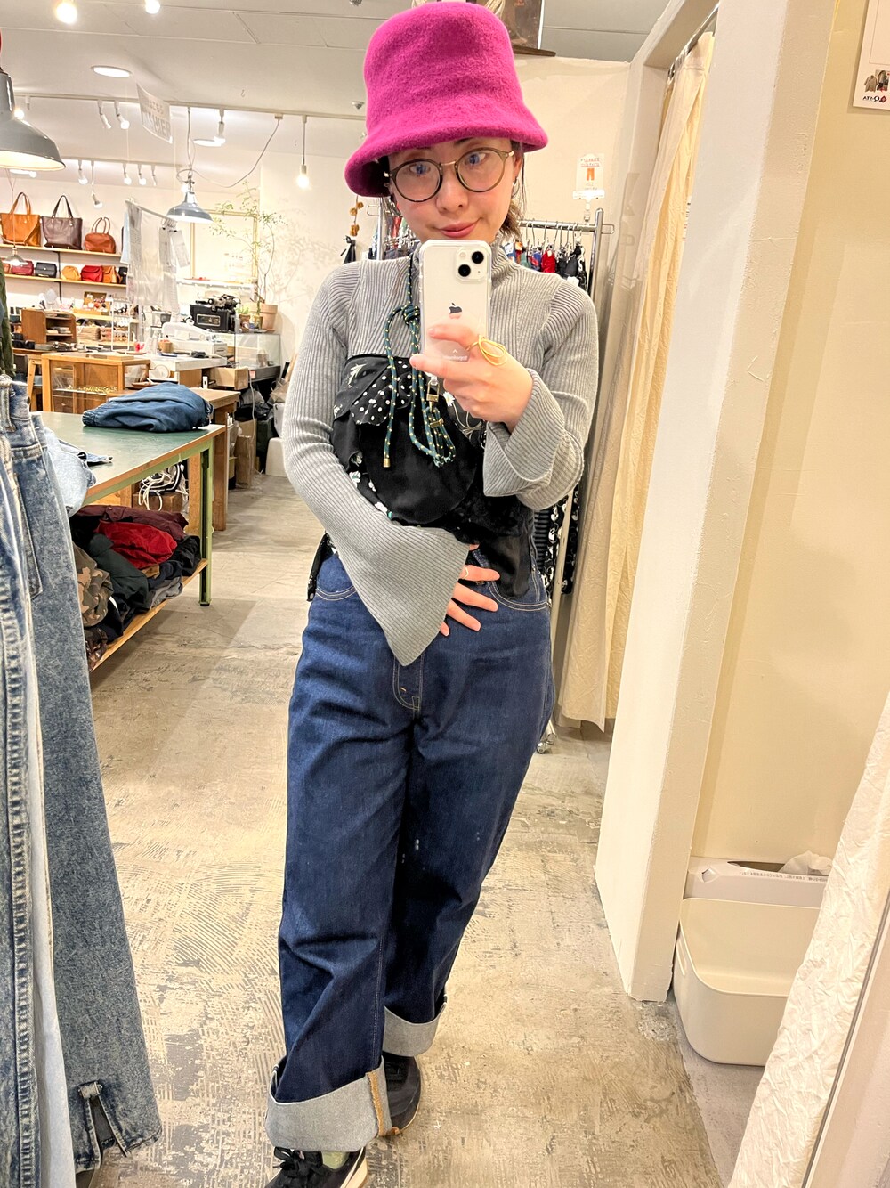 「春コーデ、オトナカジュアル、今日のコーデ、スニーカーコーデ、ootd、outfit、デニム、ヴィヴィアンウエストウッド、ママコーデ」｜「Vivienne Westwoodのアイテム（ハット、レッド系）」を使った、yasuko0610さん（レディース・152cm）の春コーディネートの1枚目の写真