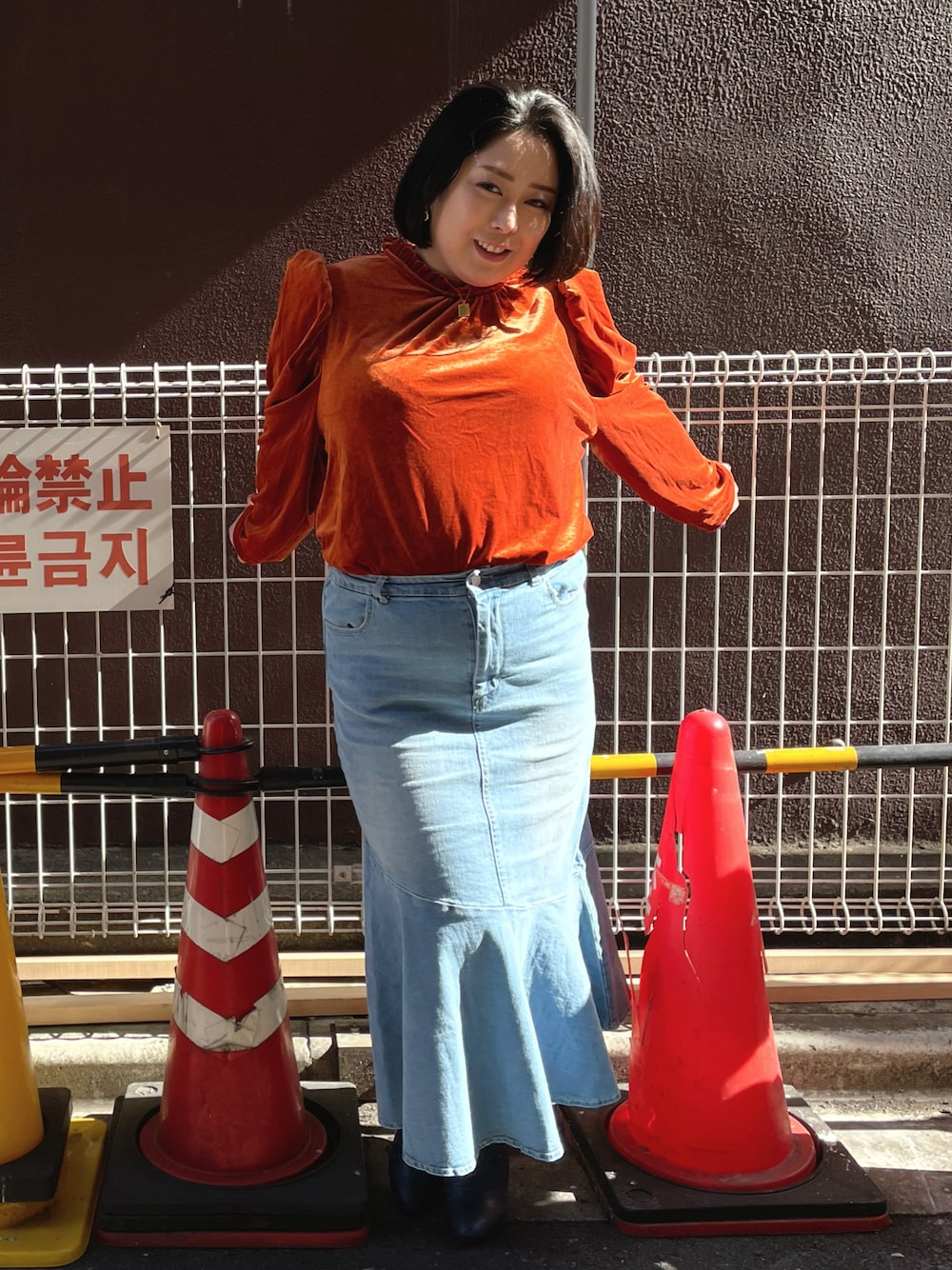 豊満熟女　ミニスカート 