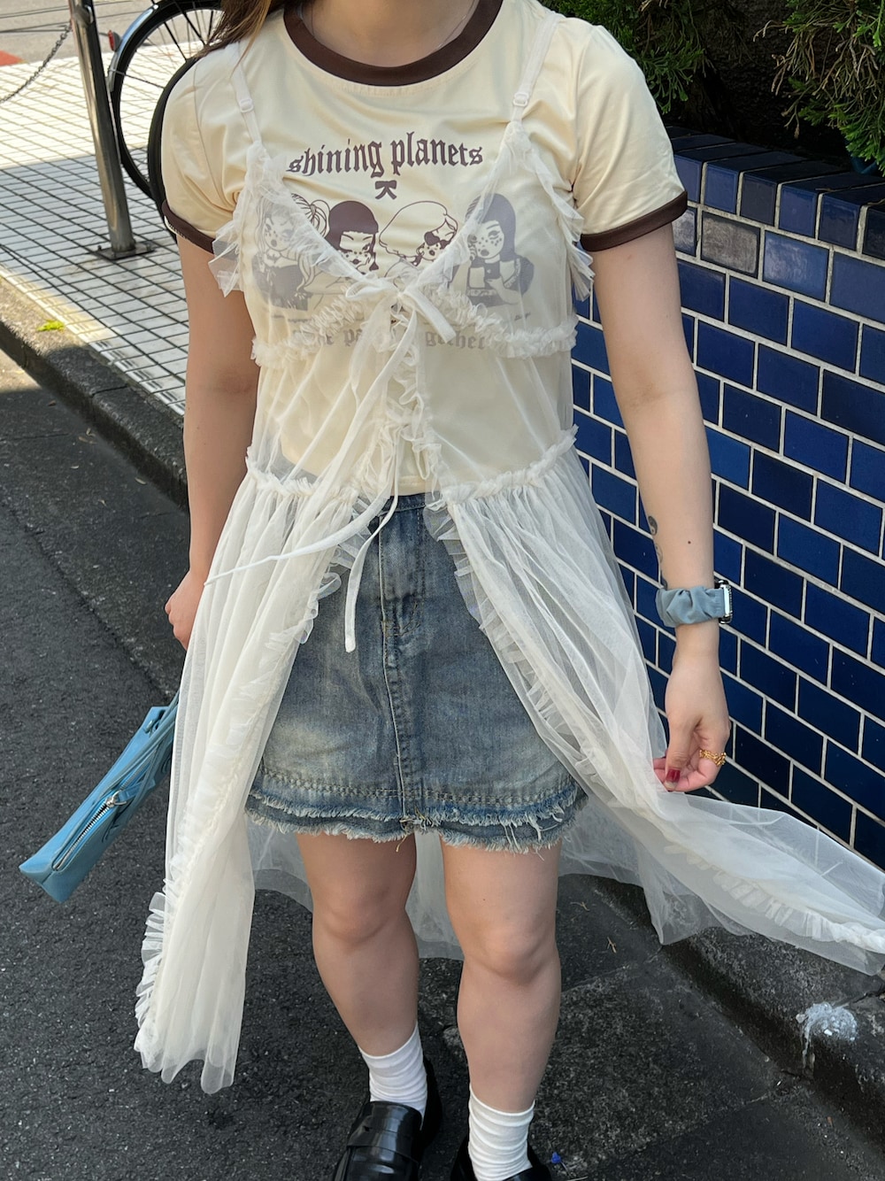 「レイヤードスタイル、夏コーデ、大人かわいい、オトナカジュアル、チュールスカート、デニムスカート」｜「HALEY PESCAのHALEY PESCA/ショート丈 フロントプリントPOPTシャツ（Tシャツ/カットソー、ホワイト系）」を使った、haleypescaさん（レディース・148cm）の夏コーディネートの1枚目の写真