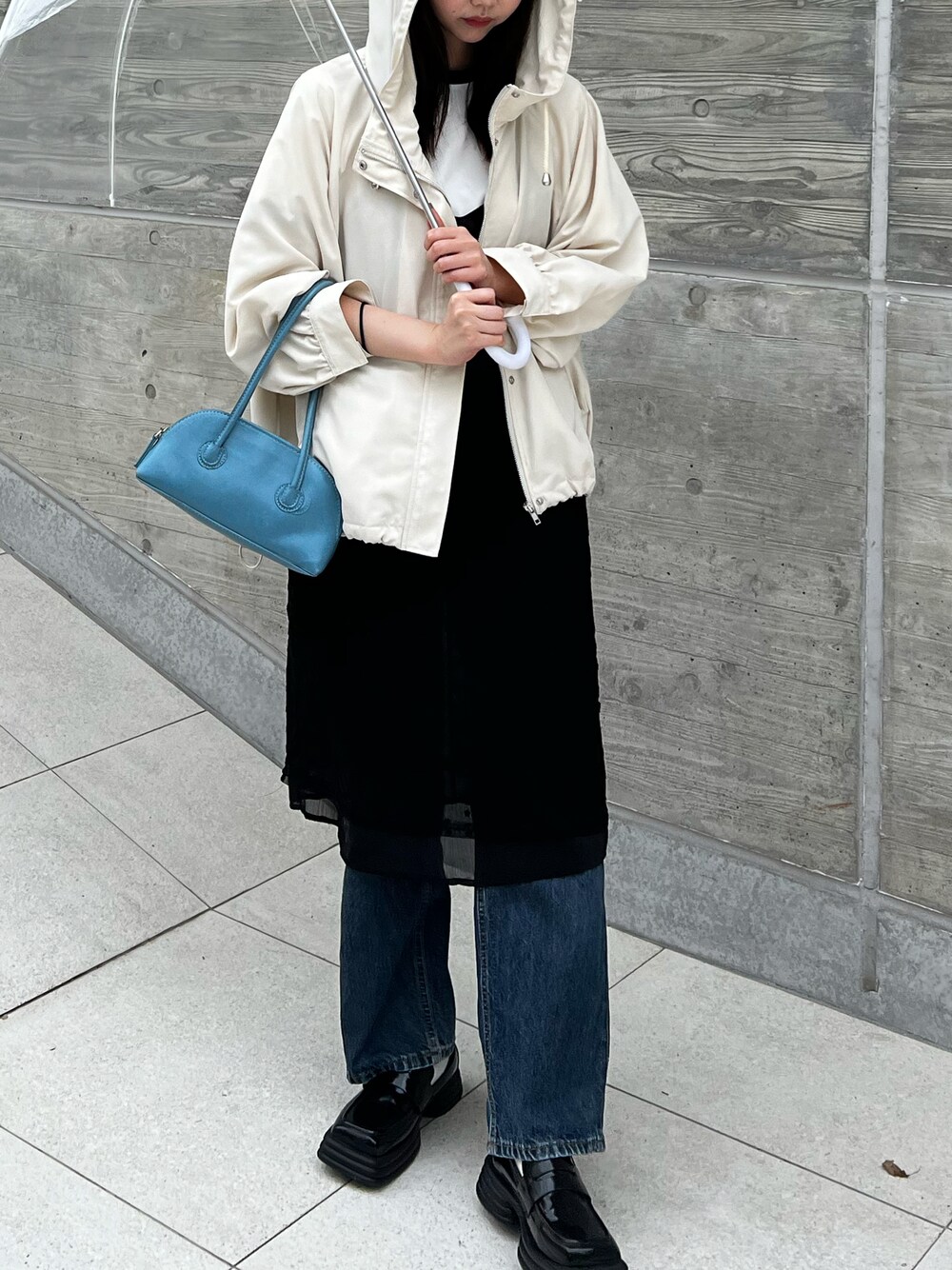 「雨の日コーデ、梅雨コーデ、梅雨、ラフコーデ、マウンテンパーカー、大人カジュアル」｜「HALEY PESCAのHALEY PESCA/フード付き　ボリュームマウンテンパーカー（マウンテンパーカー、ホワイト系）」を使った、haleypescaさん（レディース・165cm）の夏コーディネートの1枚目の写真