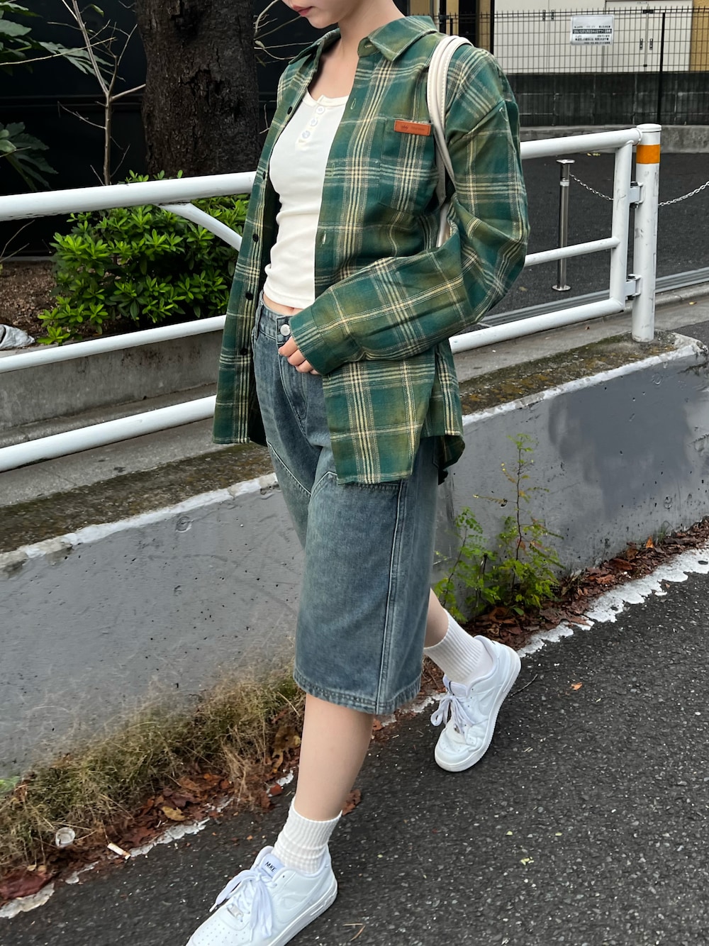 「秋コーデ、秋服、チェックシャツ、シャツコーデ、カジュアルコーデ、デニム、ハーフパンツ、ZOZOTOWN」｜「HALEY PESCAのHALEY PESCA/ヴィンテージライク　カジュアルチェックシャツ（シャツ/ブラウス、グリーン系）」を使った、haleypescaさん（レディース・165cm）の秋コーディネートの1枚目の写真