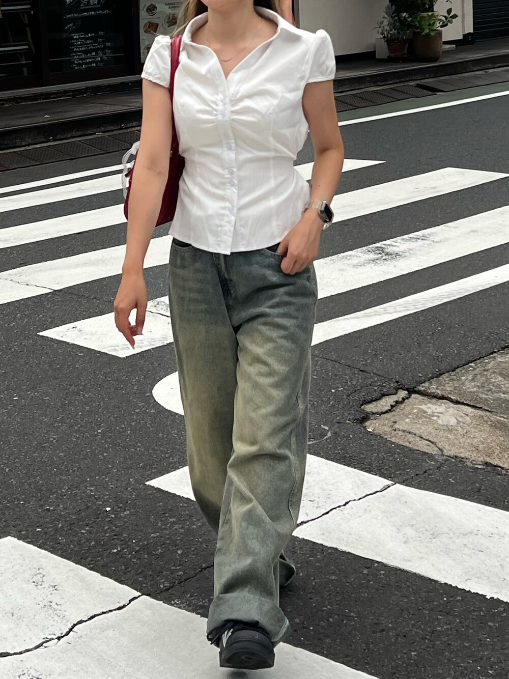 「シャツスタイル、シャツコーデ、ギークファッション、大人コーデ、シンプルスタイル、カジュアルコーデ、韓国コーデ、デニムコーデ、ZOZOTOWN」｜「HALEY PESCAのHALEY PESCA/ギャザー風デザイン　タイトミニシャツ（シャツ/ブラウス、ホワイト系）」を使った、haleypescaさん（レディース・148cm）の夏コーディネートの1枚目の写真