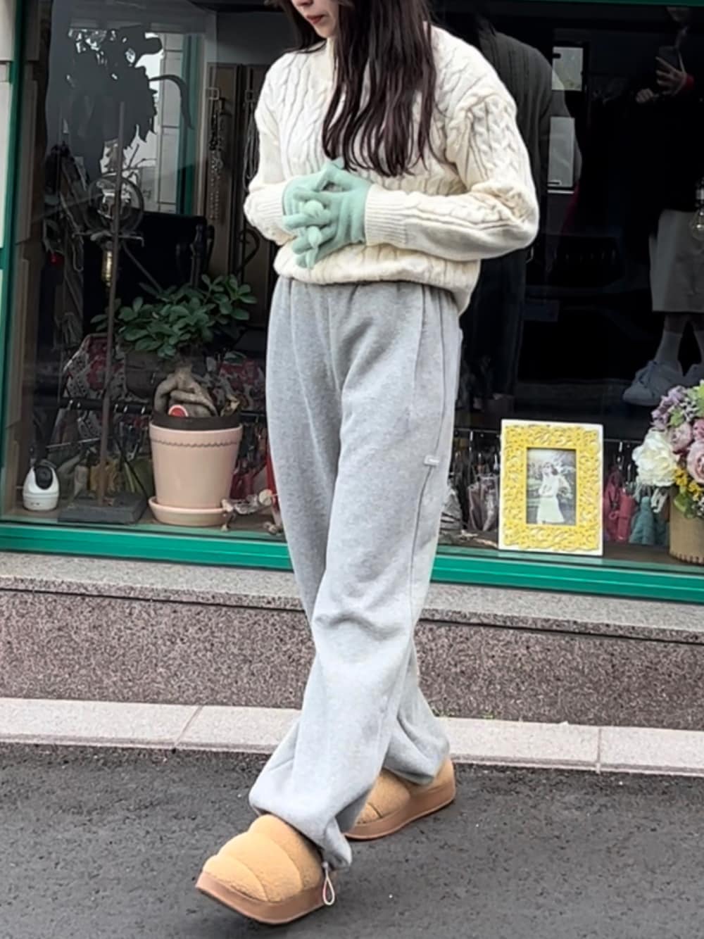「オトナカジュアル、ニット、冬コーデ、手袋、大人カジュアル、スウエットパンツ、おしゃれさんと繋がりたい、いいね、save、フォローお願いします🤑」｜「HALEY PESCAのHALEY PESCA/ショート丈　ダブルジップ ニットトップス（ニット/セーター、ホワイト系）」を使った、haleypescaさん（レディース・148cm）の冬コーディネートの1枚目の写真