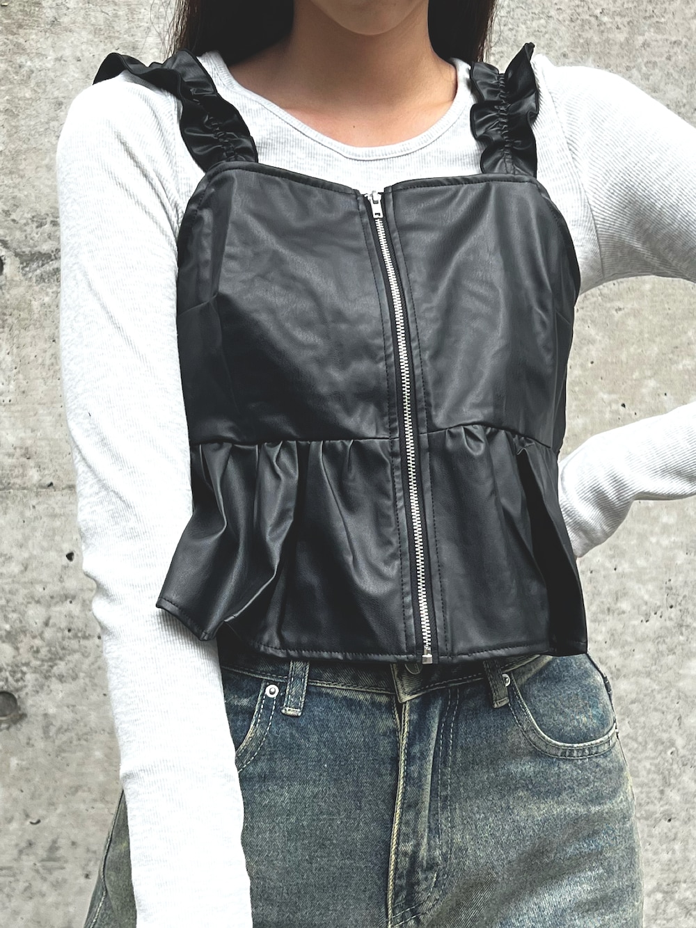 「秋コーデ、秋冬コーデ、レザー、レザートップス、秋服準備はじめました、高身長コーデ、カジュアルコーデ、ZOZOTOWN」｜「HALEY PESCAのHALEY PESCA/合成皮革フリルキャミソール　タンクトップ（タンクトップ、ブラック系）」を使った、haleypescaさん（レディース・165cm）の夏コーディネートの1枚目の写真