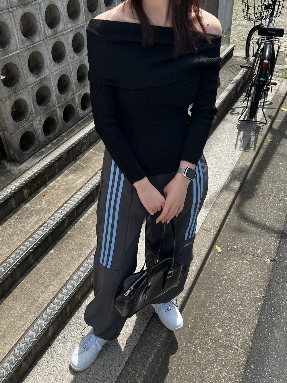「オトナカジュアル、春服コーデ、休日スタイル、お出かけコーデ、大人ファッション、ラインパンツ」｜「HALEY PESCAのHALEY PESCA/スリムオフショルダートップス（Tシャツ/カットソー、ブラック系）」を使った、haleypescaさん（レディース・164cm）の春コーディネートの1枚目の写真