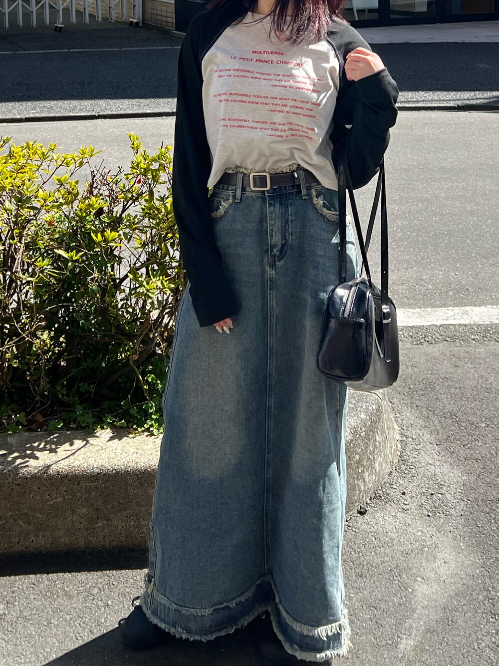 「春ファッション、シンプルコーデ、スカートスタイル、デニムスカート、ラグランTシャツ、カジュアルコーデ、韓国コーデ、ZOZOTOWN」｜「HALEY PESCAのHALEY PESCA/英字プリント　ショート丈ラグランカットソー（Tシャツ/カットソー、その他）」を使った、haleypescaさん（レディース・148cm）の春コーディネートの1枚目の写真