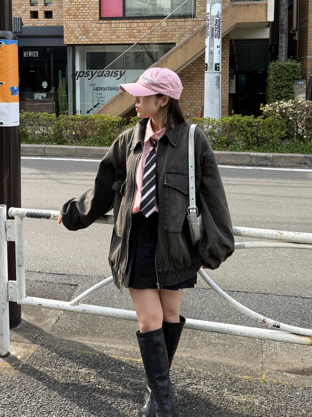 「ピンクシャツ、お出かけコーデ、休日スタイル、キャップ、ストライプシャツ、春コーデ、ジャケットスタイル、ZOZOTOWN」｜「MEMECLEの【 MEMECLE / メメクル 】Y2K 迷彩 ストリートダメージキャップ（キャップ、ピンク系）」を使った、haleypescaさん（レディース・148cm）の春コーディネートの1枚目の写真