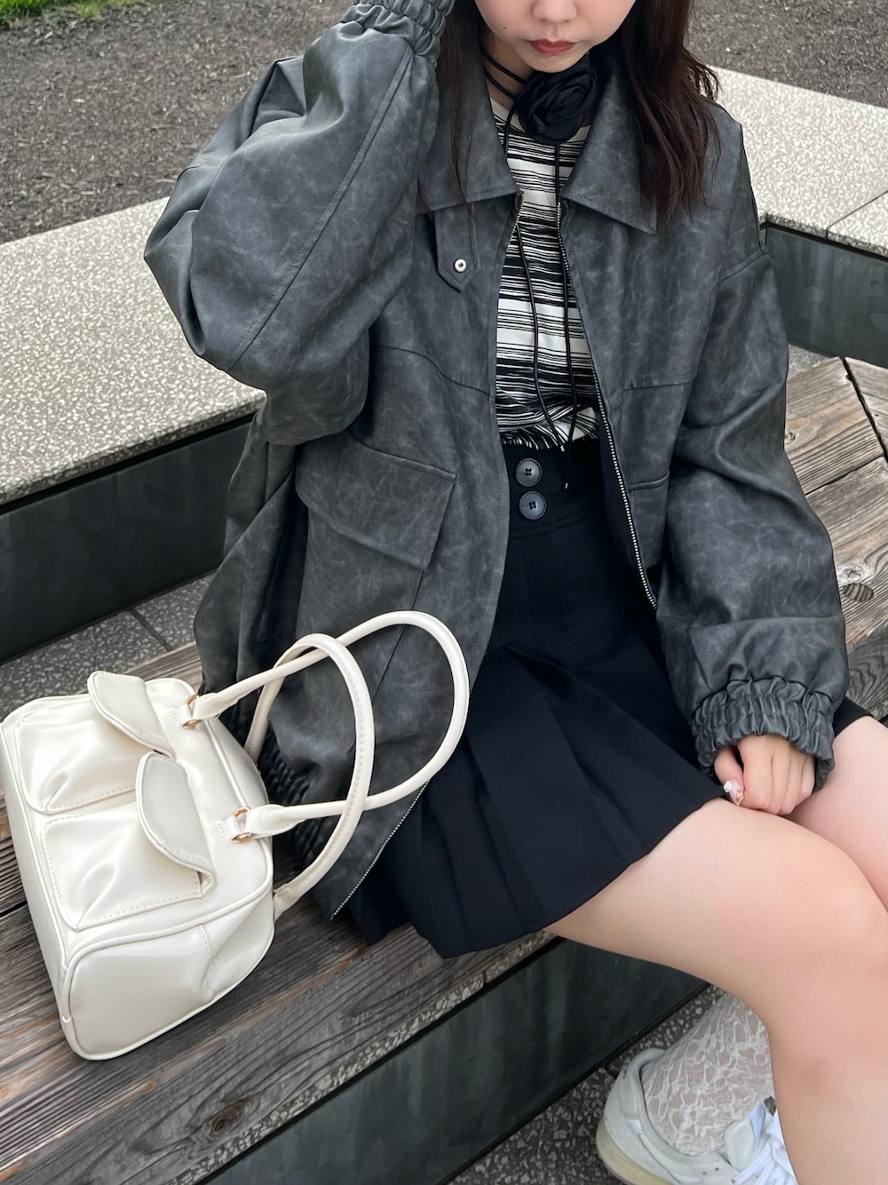 「秋服準備はじめました、秋服コーデ、モノトーン、ボーダー、オトナカジュアル、チョーカー、バレエコア、レザージャケット、プリーツスカート」｜「HALEY PESCAのHALEY PESCA/合成皮革　BIGブルゾン（ブルゾン、グレー系）」を使った、haleypescaさん（レディース・165cm）の夏コーディネートの1枚目の写真