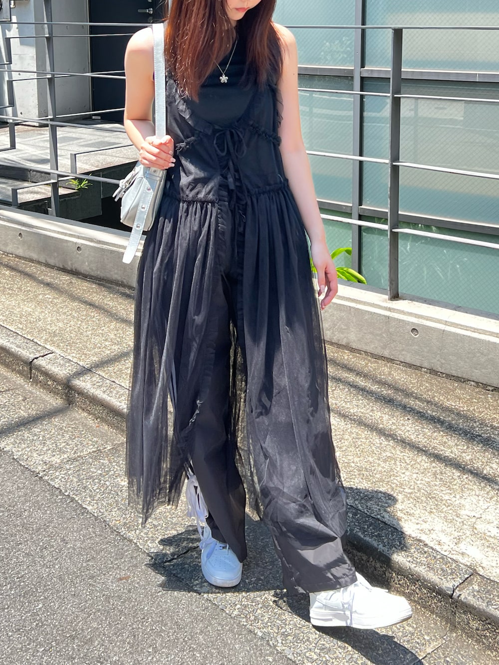 「レイヤードスタイル、夏コーデ、オールブラック、シルバーアイテム、チュール」｜「HALEY PESCAのHALEY PESCA/リボンチュールキャミワンピース（ワンピース、ブラック系）」を使った、haleypescaさん（レディース・165cm）の夏コーディネートの1枚目の写真