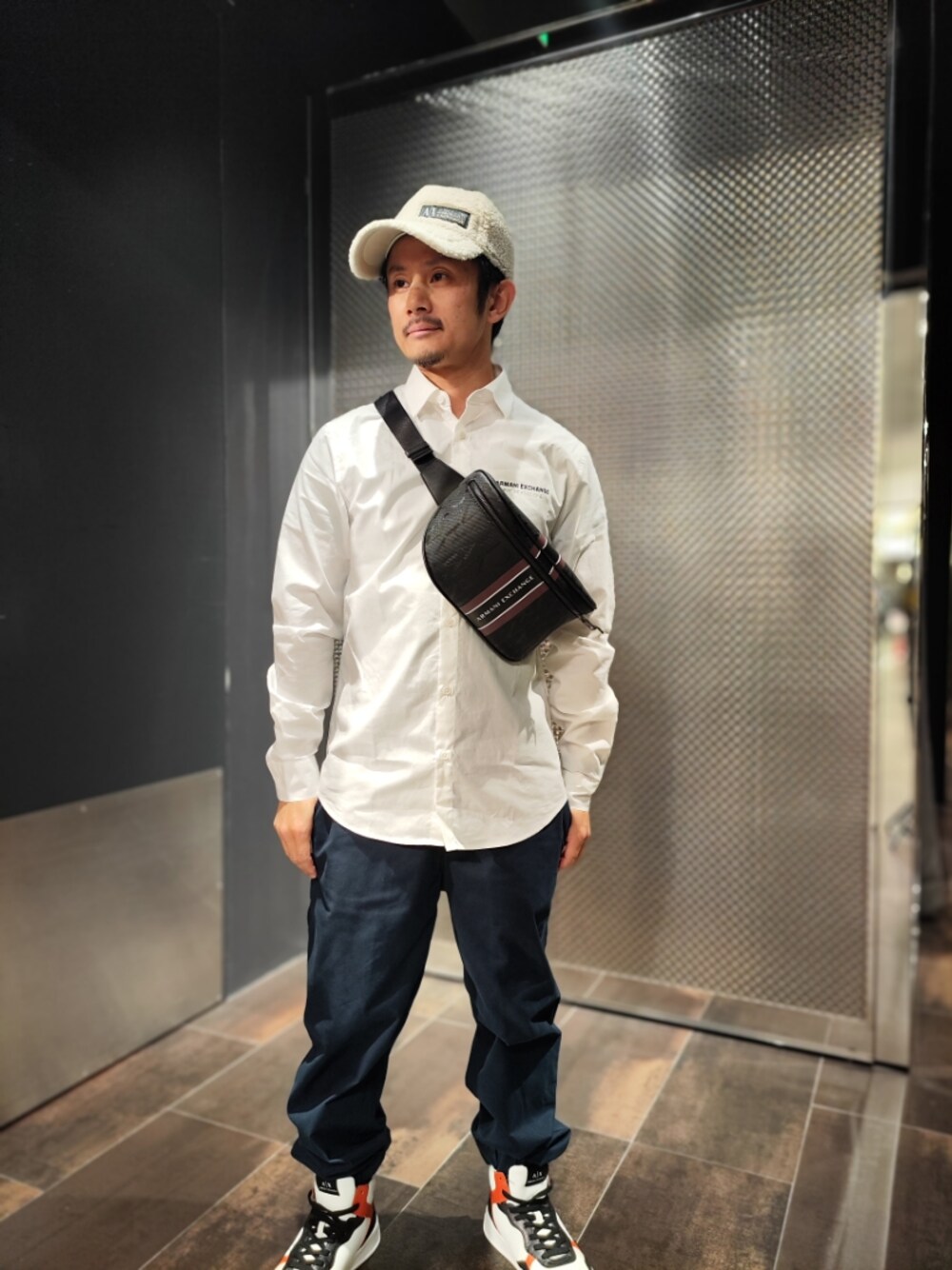 「アルマーニエクスチェンジ、armaniexchange、AXchanger、AXchange、重ね着ベストシーズン、ブラウン、秋コーデ、おしゃれさんと繋がりたい、シンプルコーデ、大人カジュアル、ボディバッグ、ショルダーバッグ、ootd、スニーカー、シャツスタイル」｜「ARMANI EXCHANGEの【A|X アルマーニ エクスチェンジ】AXロゴ　ボアパネルキャップ（キャップ、ホワイト系）」を使った、🇮🇹りょーちん🇮🇹さん（メンズ・160cm）の秋コーディネートの1枚目の写真
