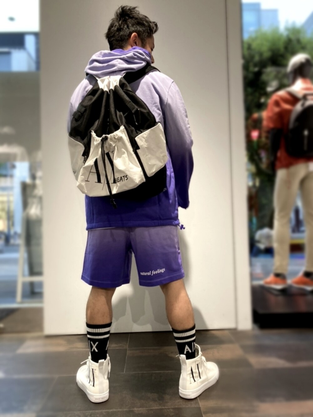 「ビッグシルエット、AXchanger、AXchange、armaniexchange、アルマーニエクスチェンジ、パープル、パーカーコーデ、ショートパンツ、スニーカーコーデ、カジュアルコーデ、ストリートコーデ、サーフ、バックパック、カラーコーデ、グラデーション」|「ARMANI EXCHANGEのアイテム(パーカー、パープル系)」を使った、🇮🇹りょーちん🇮🇹さん(メンズ・160cm)の春コーディネートの3枚目の写真