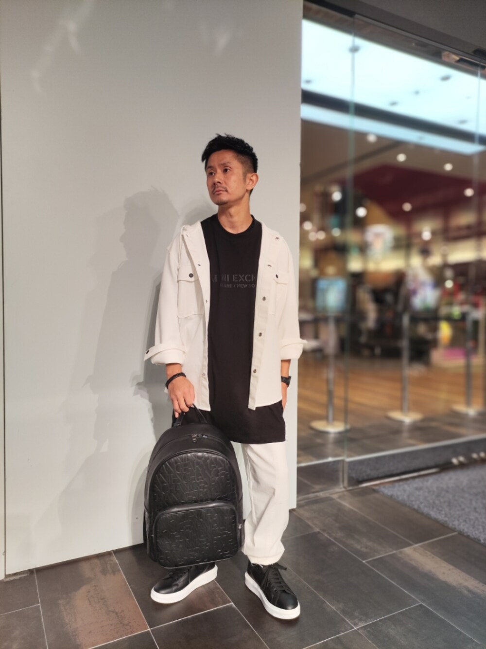 「アルマーニエクスチェンジ、armaniexchange、AXchanger、AXchange、シンプル、バケットハット、オトナカジュアル、ootd、ストリート、大人カジュアル、オーバーサイズ、ビッグシルエット、バックパック、スニーカー、モノトーン」｜「ARMANI EXCHANGEの【A|X アルマーニ エクスチェンジ】フード付きデニムシャツ/LOOSE（シャツ/ブラウス、ホワイト系）」を使った、🇮🇹りょーちん🇮🇹さん（メンズ・160cm）の秋コーディネートの1枚目の写真