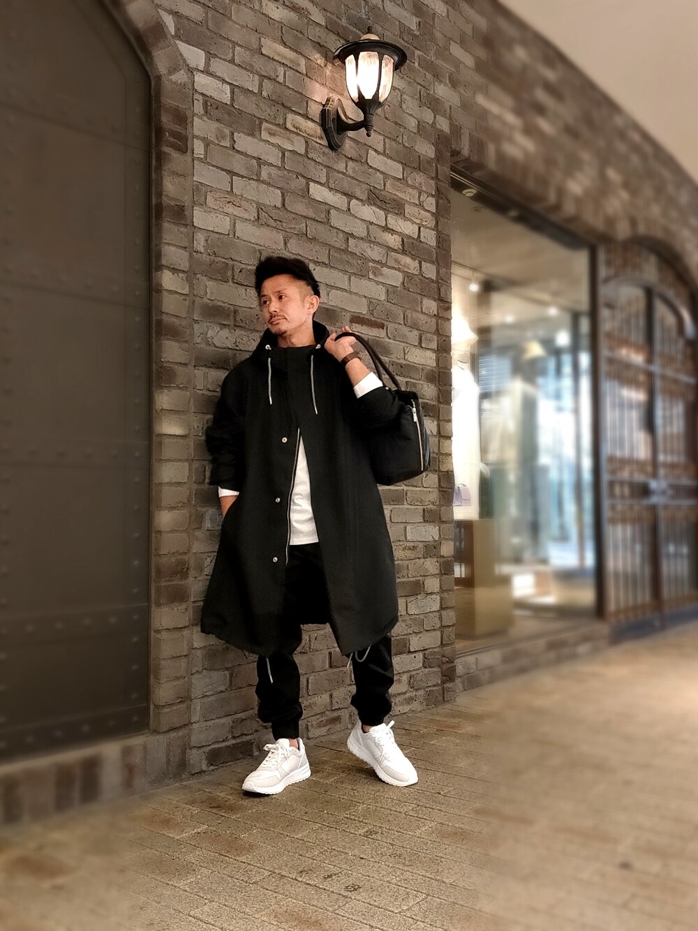 「大人コーデ、アルマーニエクスチェンジ、AXchange、AXchanger、モノトーン、おしゃれさんと繋がりたい、春コーデ、ootd、オトナカジュアル、休日スタイル、トートバッグ、ブラック、スプリングコーデ、スプリングコート、カジュアルコーデ」|「ARMANI EXCHANGEのA│X ワンポイントロゴクルーネックロングTシャツ 6KZTFR ZJ1DZ(Tシャツ/カットソー、ホワイト系)」を使った、🇮🇹りょーちん🇮🇹さん(メンズ・160cm)の春コーディネートの3枚目の写真
