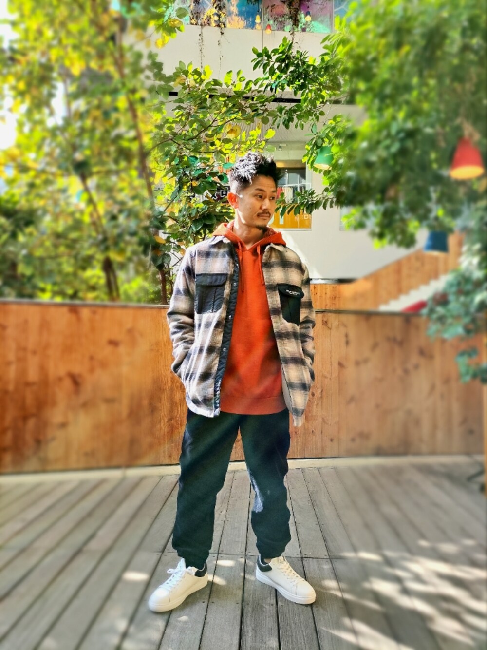 「armaniexchange、AXchanger、AXchange、ARMANIworld、WelcomeARMANI、アルマーニエクスチェンジ、CPOジャケット、チェック、オレンジ、ジョガーパンツ、コーデュロイパンツ、スニーカー、オーバーサイズ、ビッグシルエット、パーカー」｜「ARMANI EXCHANGEの【A|X アルマーニ エクスチェンジ】カラーブロック　フーディープルオーバー（ニット/セーター、オレンジ系）」を使った、🇮🇹りょーちん🇮🇹さん（メンズ・160cm）の秋コーディネートの1枚目の写真
