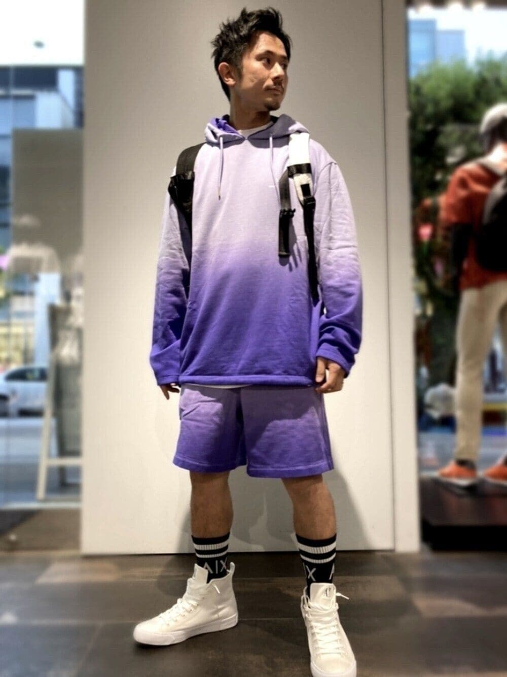 「ビッグシルエット、AXchanger、AXchange、armaniexchange、アルマーニエクスチェンジ、パープル、パーカーコーデ、ショートパンツ、スニーカーコーデ、カジュアルコーデ、ストリートコーデ、サーフ、バックパック、カラーコーデ、グラデーション」｜「ARMANI EXCHANGEのアイテム（パーカー、パープル系）」を使った、🇮🇹りょーちん🇮🇹さん（メンズ・160cm）の春コーディネートの1枚目の写真