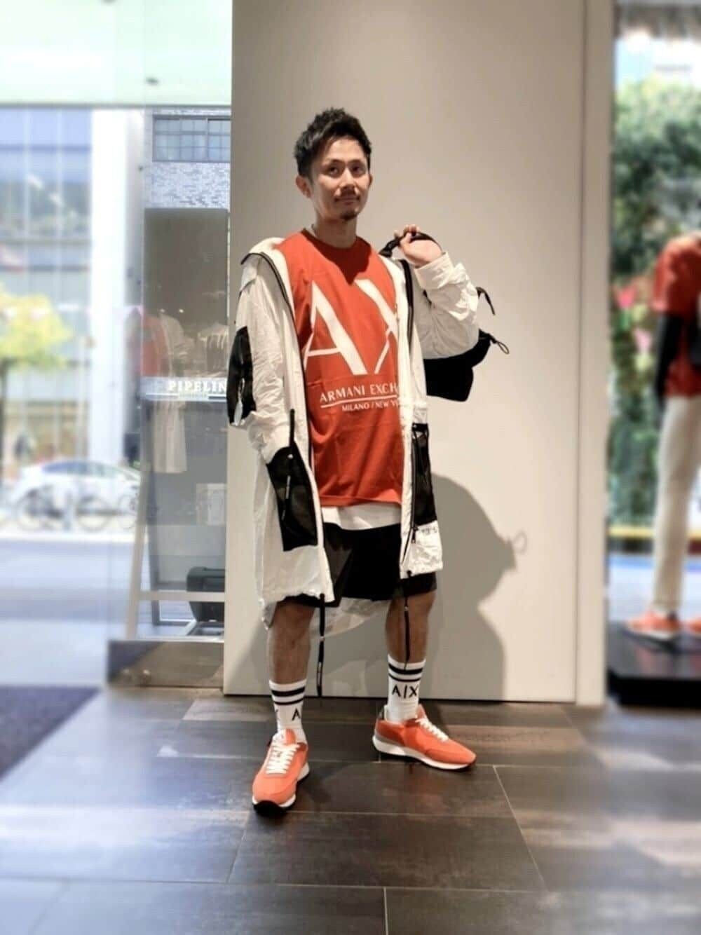 「大人カジュアル、シンプル、オレンジ、ストリートコーデ、アルマーニエクスチェンジ、AXchange、AXchanger、armaniexchange、スニーカー、トートバッグ、ショートパンツ、モノトーン、ootd、お洒落さんとつながりたい、コート」｜「ARMANI EXCHANGEの【A|X アルマーニ エクスチェンジ】ビッグAXロゴ　半袖クルーネックTシャツ/COMFORT（Tシャツ/カットソー、オレンジ系）」を使った、🇮🇹りょーちん🇮🇹さん（メンズ・160cm）の春コーディネートの1枚目の写真