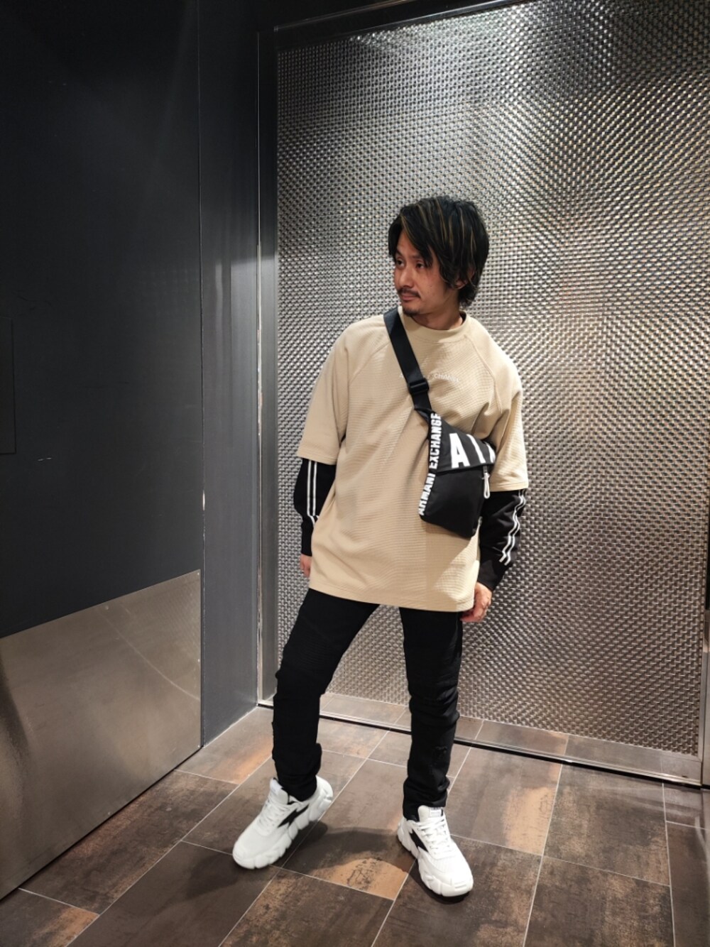 「アルマーニエクスチェンジ、armaniexchange、AXchanger、AXchange、お洒落さんとつながりたい、春服、オトナカジュアル、大人カジュアル、ブラックコーデ、おしゃれさんと繋がりたい、きれいめカジュアル、オーバーサイズ、ボディバッグ、ショルダーバッグ、ダッドスニーカー」｜「ARMANI EXCHANGEの【A|X アルマーニ エクスチェンジ】AXロゴ 半袖クルーネックワッフルカットソー（Tシャツ/カットソー、ベージュ系）」を使った、🇮🇹りょーちん🇮🇹さん（メンズ・160cm）の春コーディネートの1枚目の写真
