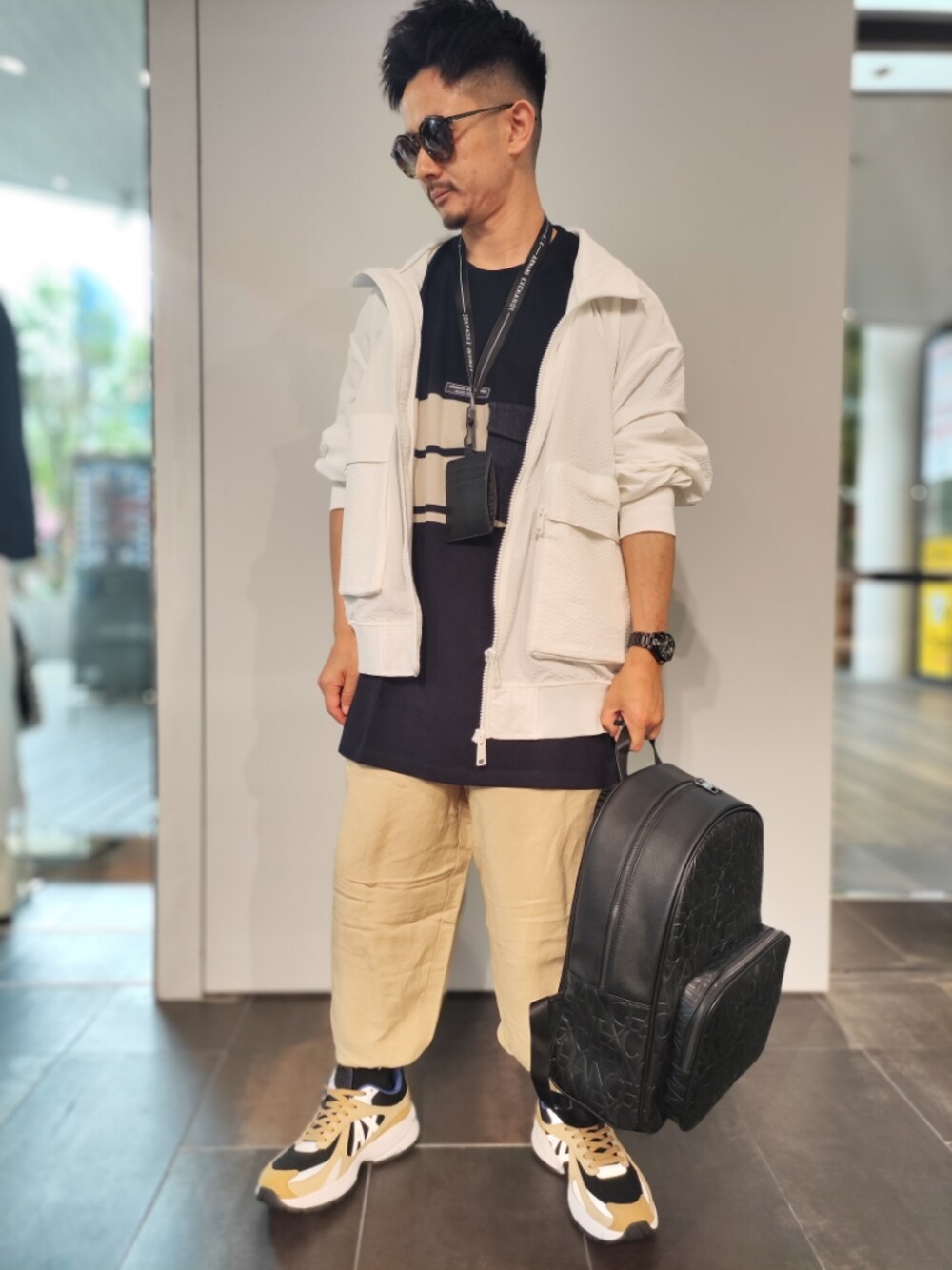 「アルマーニエクスチェンジ、armaniexchange、AXchanger、AXchange、麦わら帽子、休日スタイル、カジュアルコーデ、大人カジュアル、スニーカー、低身長、きれいめカジュアル、シンプルコーデ、お洒落さんとつながりたい、夏、オーバーサイズ」｜「ARMANI EXCHANGEの【A|X アルマーニ エクスチェンジ】シアサッカー　ウインドブレーカー（ナイロンジャケット、ホワイト系）」を使った、🇮🇹りょーちん🇮🇹さん（メンズ・160cm）の夏コーディネートの1枚目の写真