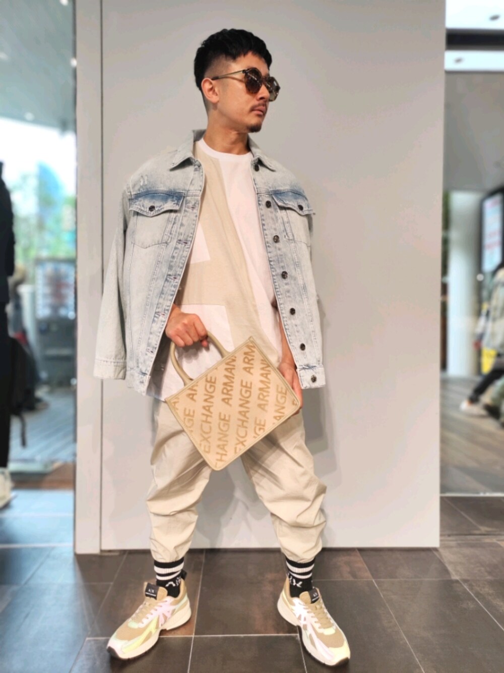 「アルマーニエクスチェンジ、armaniexchange、AXchanger、AXchange、デニムジャケット、ストリート、ビッグシルエット、オーバーサイズ、ミニバッグ、スニーカーコーデ、レイヤードスタイル、大人コーデ、低身長コーデ、春夏コーデ」｜「ARMANI EXCHANGEの【A|X アルマーニ エクスチェンジ】オーバーサイズ　ライトブルーデニムジャケット（デニムジャケット、ブルー系）」を使った、🇮🇹りょーちん🇮🇹さん（メンズ・160cm）の春コーディネートの1枚目の写真