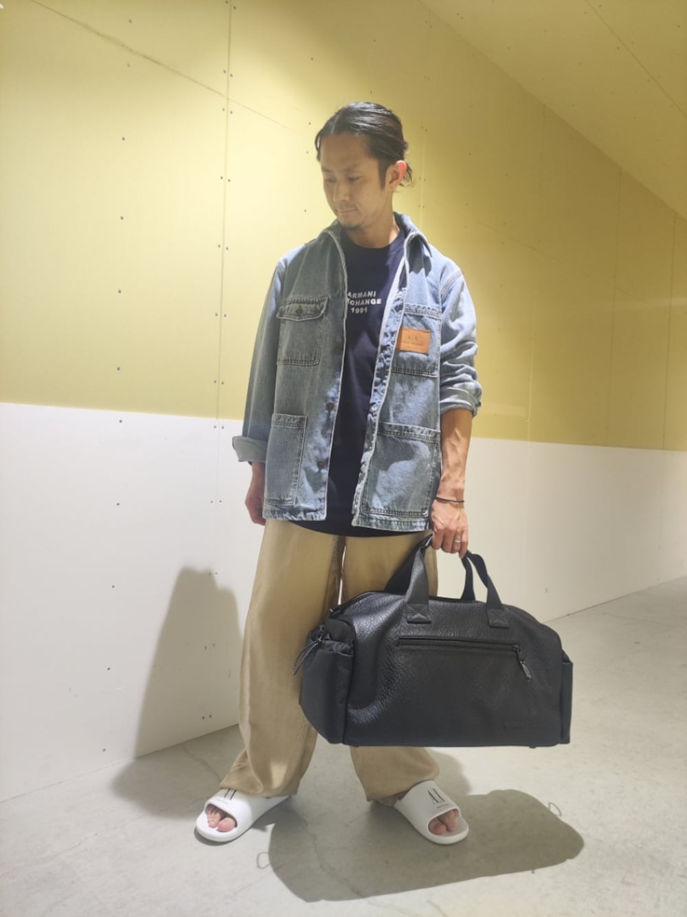 「デニム、デニムジャケット、アルマーニエクスチェンジ、ARMANIEXCHANGE、armaniexchange、レイヤードスタイル、ワイドパンツ、サンダル、淡色コーデ、シンプルコーデ、低身長コーデ、カジュアルコーデ、ゆるコーデ、オトナカジュアル、ラフ」｜「ARMANI EXCHANGEの【A|X アルマーニ エクスチェンジ】ライトブルーデニム フィールドジャケット（デニムジャケット、ブルー系）」を使った、🇮🇹りょーちん🇮🇹さん（メンズ・160cm）の春コーディネートの1枚目の写真