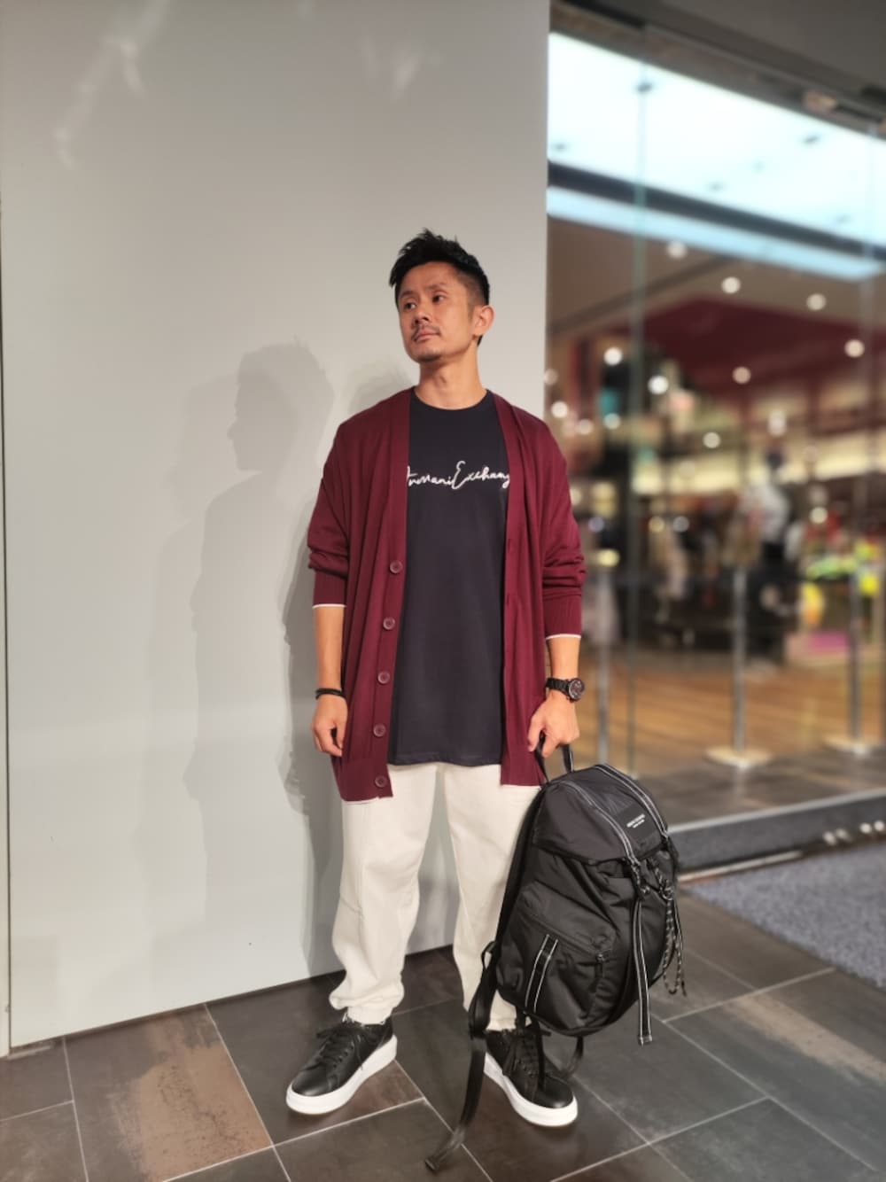「アルマーニエクスチェンジ、armaniexchange、AXchanger、AXchange、レイヤードスタイル、休日コーデ、オーバーサイズ、ビッグシルエット、ニット、カーディガン、スニーカー、バックパック、大人カジュアル、ootd、おしゃれさんと繋がりたい」｜「ARMANI EXCHANGEの【A|X アルマーニ エクスチェンジ】ラインロゴ　半袖クルーネックTシャツ/REGULAR（Tシャツ/カットソー、ブルー系）」を使った、🇮🇹りょーちん🇮🇹さん（メンズ・160cm）の秋コーディネートの1枚目の写真