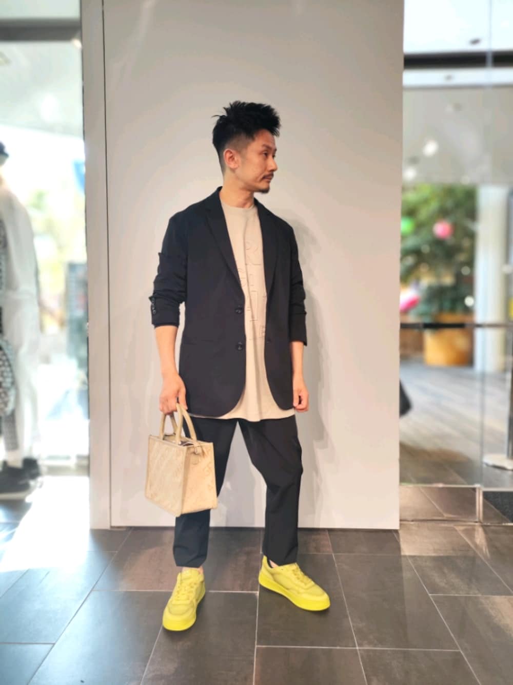 「armaniexchange、AXchanger、AXchange、アルマーニエクスチェンジ、シンプルコーデ、メンズコーデ、大人コーデ、休日スタイル、セットアップ、スニーカーコーデ、イエロー、ハンドバッグ、ベージュ」｜「ARMANI EXCHANGEのアイテム（テーラードジャケット、ブラック系）」を使った、🇮🇹りょーちん🇮🇹さん（メンズ・160cm）の春コーディネートの1枚目の写真