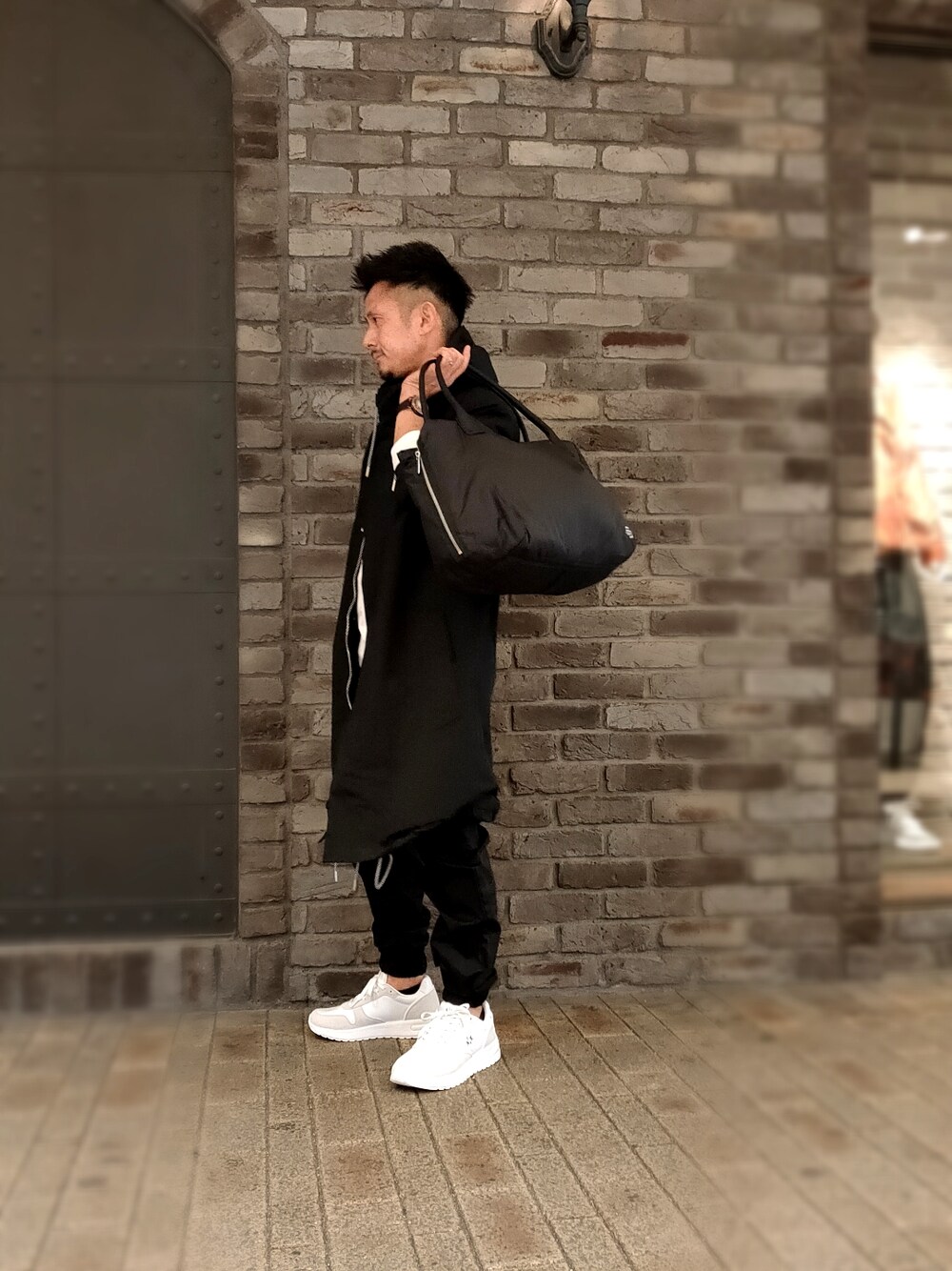 「大人コーデ、アルマーニエクスチェンジ、AXchange、AXchanger、モノトーン、おしゃれさんと繋がりたい、春コーデ、ootd、オトナカジュアル、休日スタイル、トートバッグ、ブラック、スプリングコーデ、スプリングコート、カジュアルコーデ」|「ARMANI EXCHANGEのA│X ワンポイントロゴクルーネックロングTシャツ 6KZTFR ZJ1DZ(Tシャツ/カットソー、ホワイト系)」を使った、🇮🇹りょーちん🇮🇹さん(メンズ・160cm)の春コーディネートの2枚目の写真