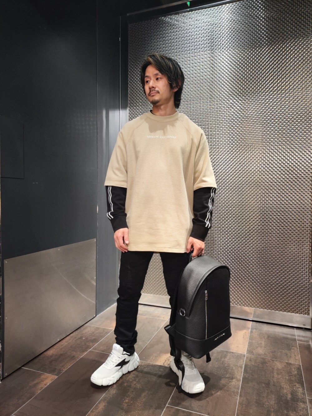 「シンプル、今日のコーデ、アルマーニエクスチェンジ、AXchanger、AXchange、armaniexchange、スニーカーコーデ、スポーツミックス、デニム、ストライプ、ゆるコーデ、オーバーサイズ、バックパック、レイヤードスタイル、ストリート」｜「ARMANI EXCHANGEの【A|X アルマーニ エクスチェンジ】AXロゴ 半袖クルーネックワッフルカットソー（Tシャツ/カットソー、ベージュ系）」を使った、🇮🇹りょーちん🇮🇹さん（メンズ・160cm）の春コーディネートの1枚目の写真