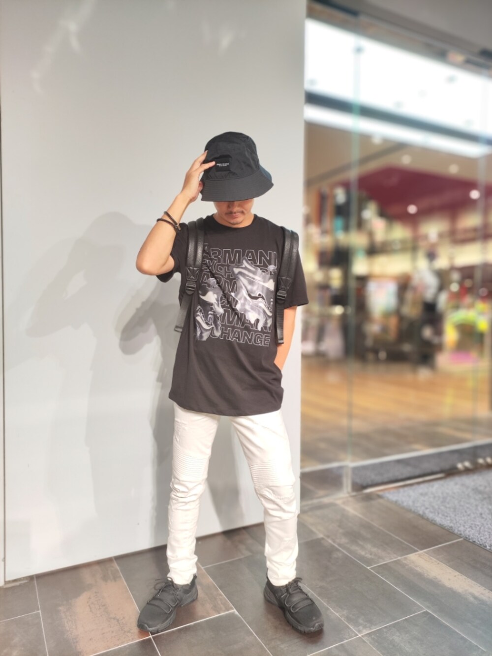 「アルマーニエクスチェンジ、armaniexchange、AXchanger、AXchange、秋服準備はじめました、デニム、バケットハット、スニーカー、ストリート、シンプル、おしゃれさんと繋がりたい、低身長、バックパック、リュック、休日スタイル」｜「ARMANI EXCHANGEの【A|X アルマーニ エクスチェンジ】ロゴ　バケットハット（ハット、ブラック系）」を使った、🇮🇹りょーちん🇮🇹さん（メンズ・160cm）の秋コーディネートの1枚目の写真