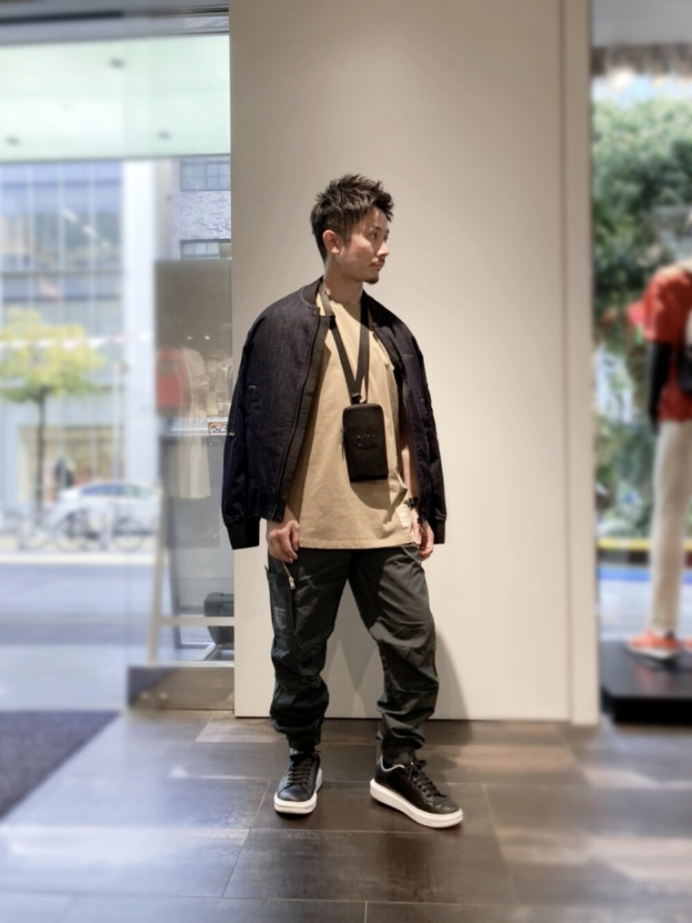 「大人カジュアル、ビックシルエット、AXchange、AXchanger、ストリートコーデ、アルマーニエクスチェンジ、armaniexchange、デニムジャケット、カーゴパンツ、スニーカー、お洒落さんとつながりたい、春夏コーデ、ミリタリー、カーキ、ベージュ」｜「ARMANI EXCHANGEの【A|X アルマーニ エクスチェンジ】AXロゴ刺繍　デニムボンバージャケット（ブルゾン、ブルー系）」を使った、🇮🇹りょーちん🇮🇹さん（メンズ・160cm）の春コーディネートの1枚目の写真